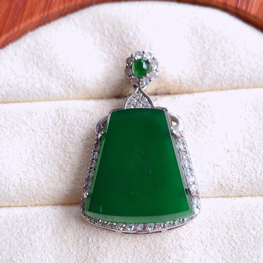 冰润飘绿无事牌翡翠吊坠，平平安安，万事如意，沁人心脾，清秀高雅，925银饰镶嵌 W502.27  整体尺寸：30-18.6-6mm   裸石尺寸：18-16.3mm