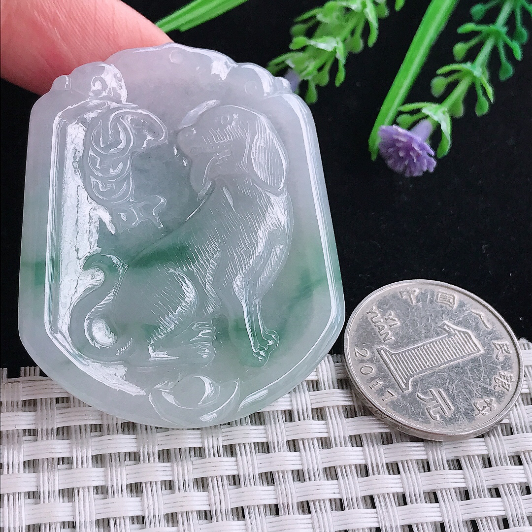 实拍A货翡翠50.3/42.5/4.8老坑冰润起胶飘花生肖狗牌吊坠翡翠玉旺财挂件