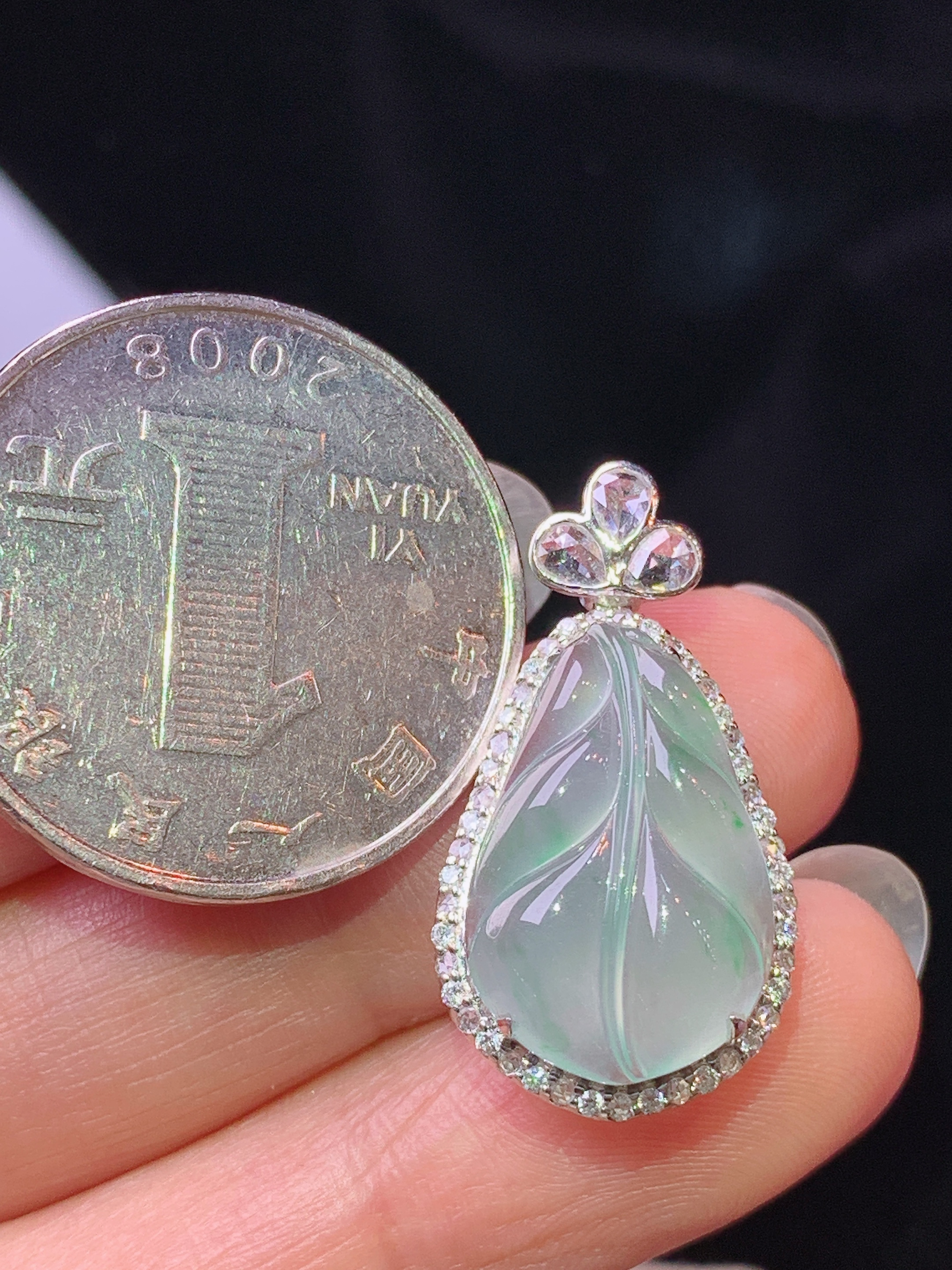 18k金钻镶嵌冰种树叶吊坠 玉质细腻 色泽艳丽清新 水润亮眼 整体尺寸26.8*14*8c1