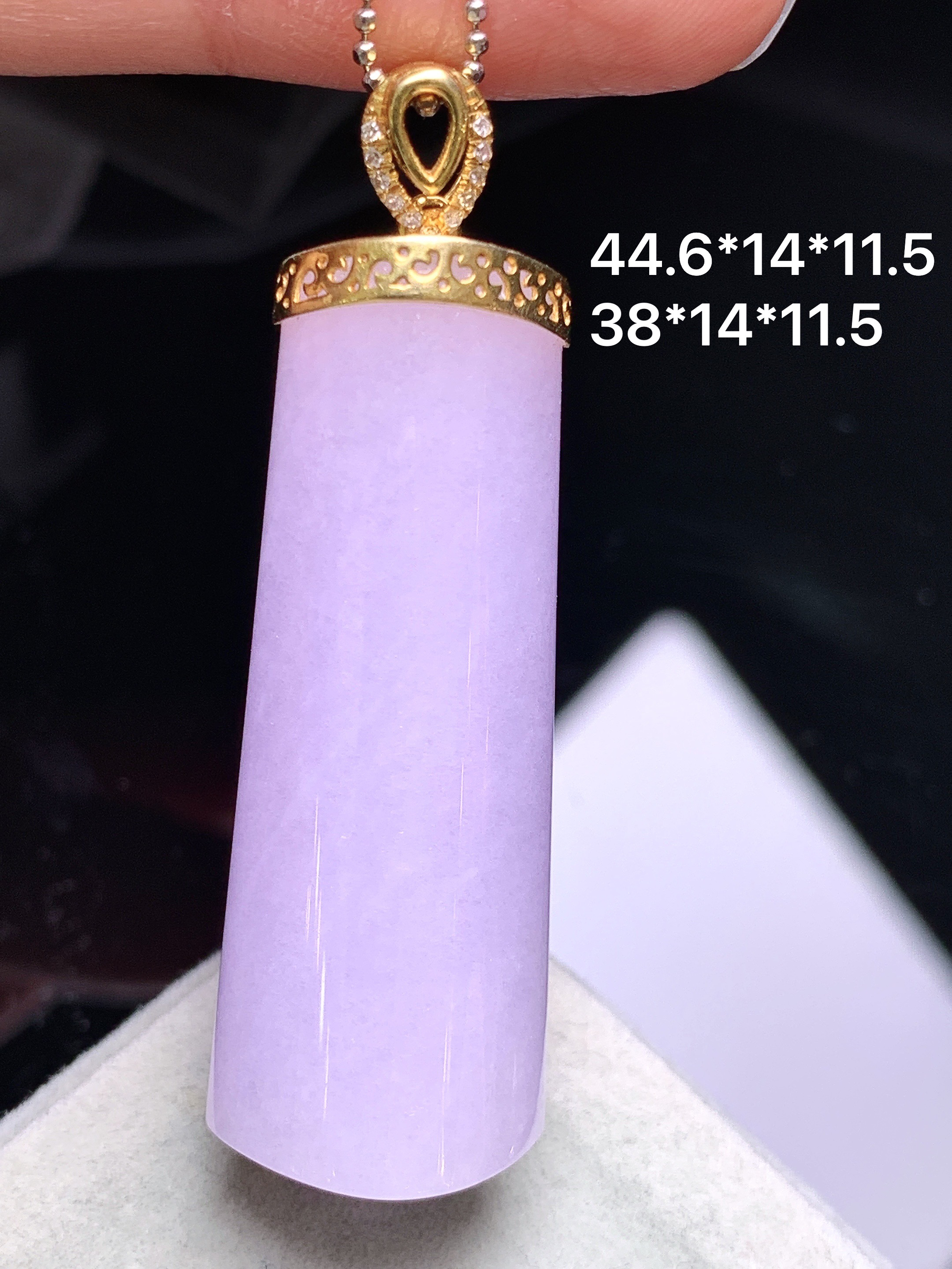 18k金钻镶嵌紫罗兰玉柱吊坠 玉质细腻 色泽艳丽清新 水润亮眼 整体尺寸44.6*14*11.5L4