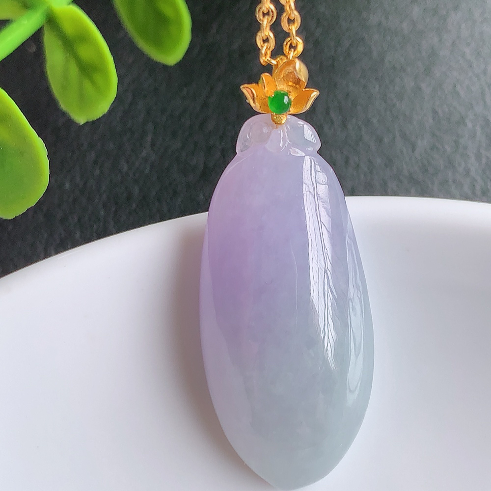 18k金扣冰润紫罗兰福瓜翡翠吊坠，呱呱来财，福气满满的美好寓意，清新自然  沁人心脾，造型独特，清秀高雅  W415.27  尺寸：28.8-13-7.2mm