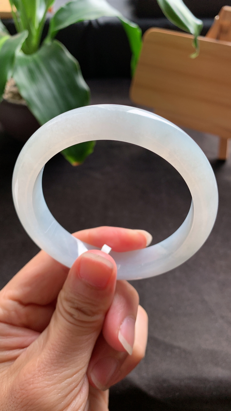 56圈口 天然A货翡翠手镯 种水好 版型宽厚 水润细腻