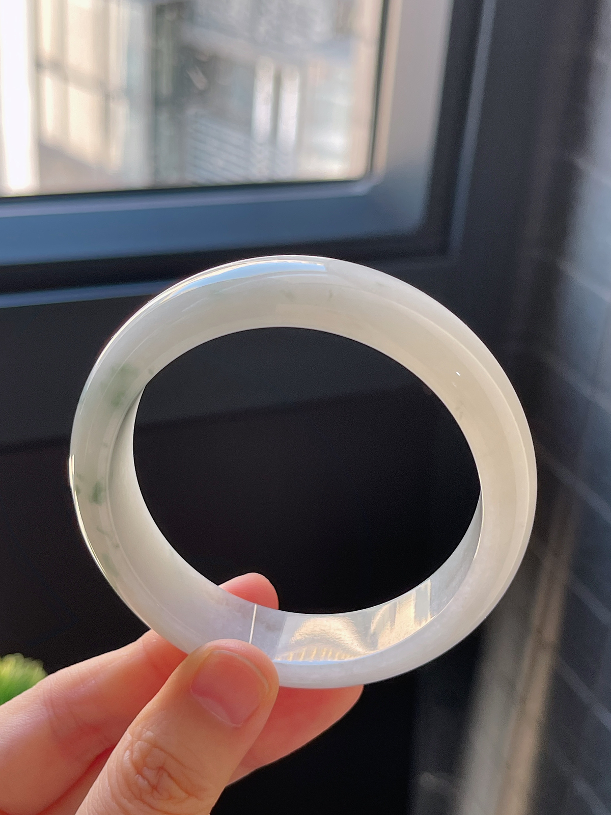 正圈55.5圈口，翡翠糯化种淡绿色手镯