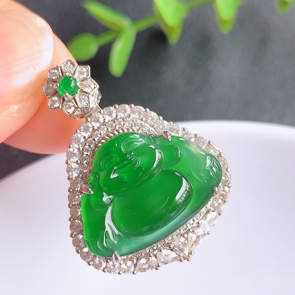 冰润满绿佛公挂件 925银饰镶嵌 玉质细腻  精雕弥勒佛，笑佛福耳垂肩，面相喜庆，开怀大笑，憨态可掬。惟妙惟肖，寓意福禄双全，吉祥美满，笑口常开 W502.27  整体尺寸：31.3-22.5-9.5mm   裸石尺寸：14-19.6mm