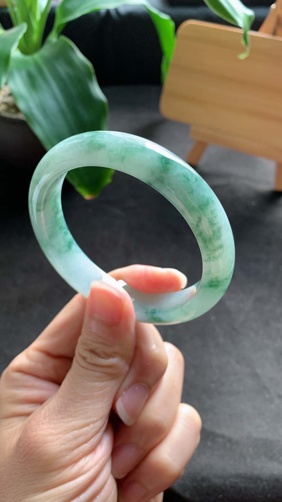 56圈口 天然A货翡翠飘花手镯 料子细腻 种水好