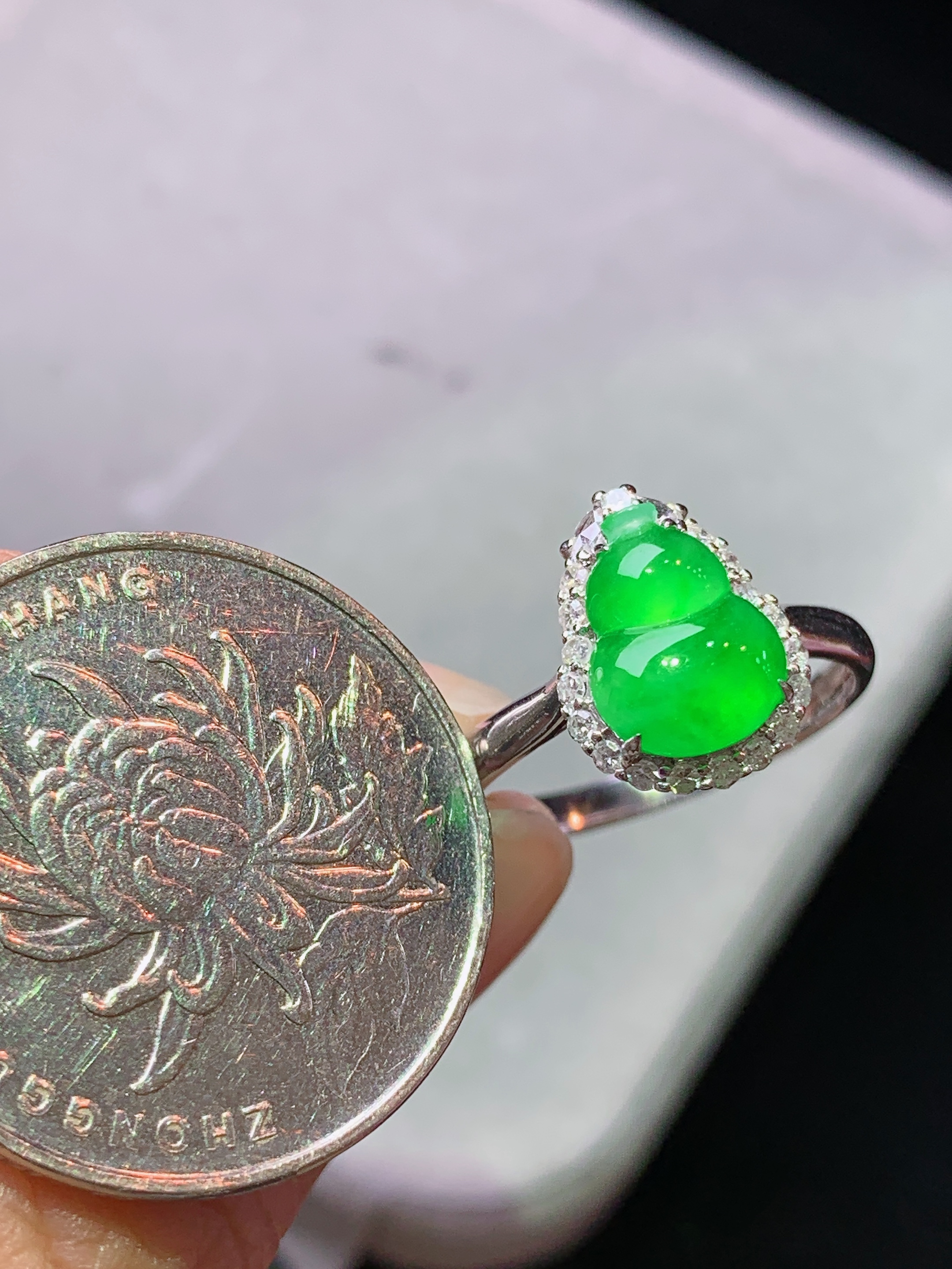 18k金钻镶嵌冰阳绿葫芦戒指 玉质细腻 色泽艳丽清新 水润亮眼 圈15 整体尺寸12.2*9.5*6.3h1