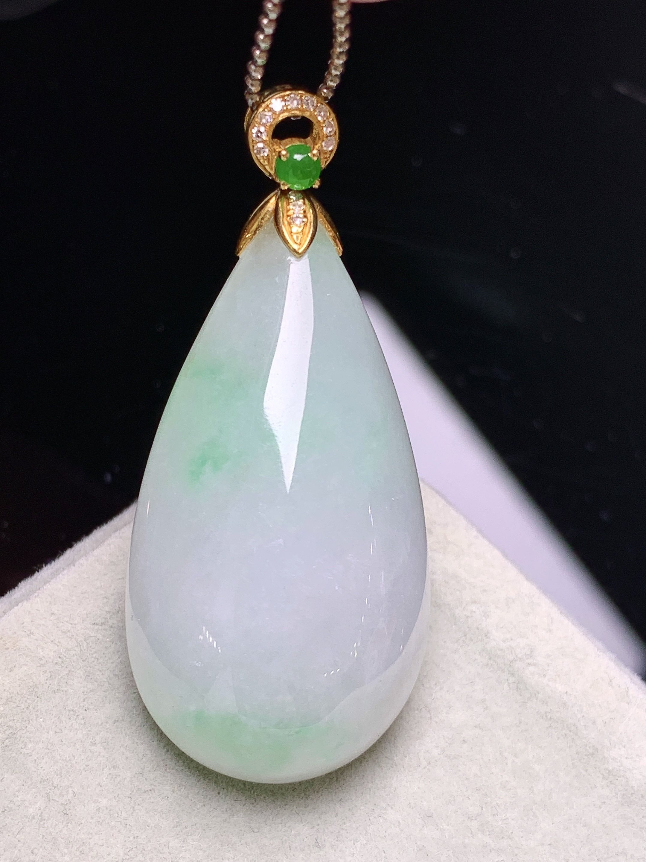 18k金钻镶嵌飘绿水滴吊坠 玉质细腻 色泽艳丽清新 水润亮眼 整体尺寸40.5*18*10.5L4