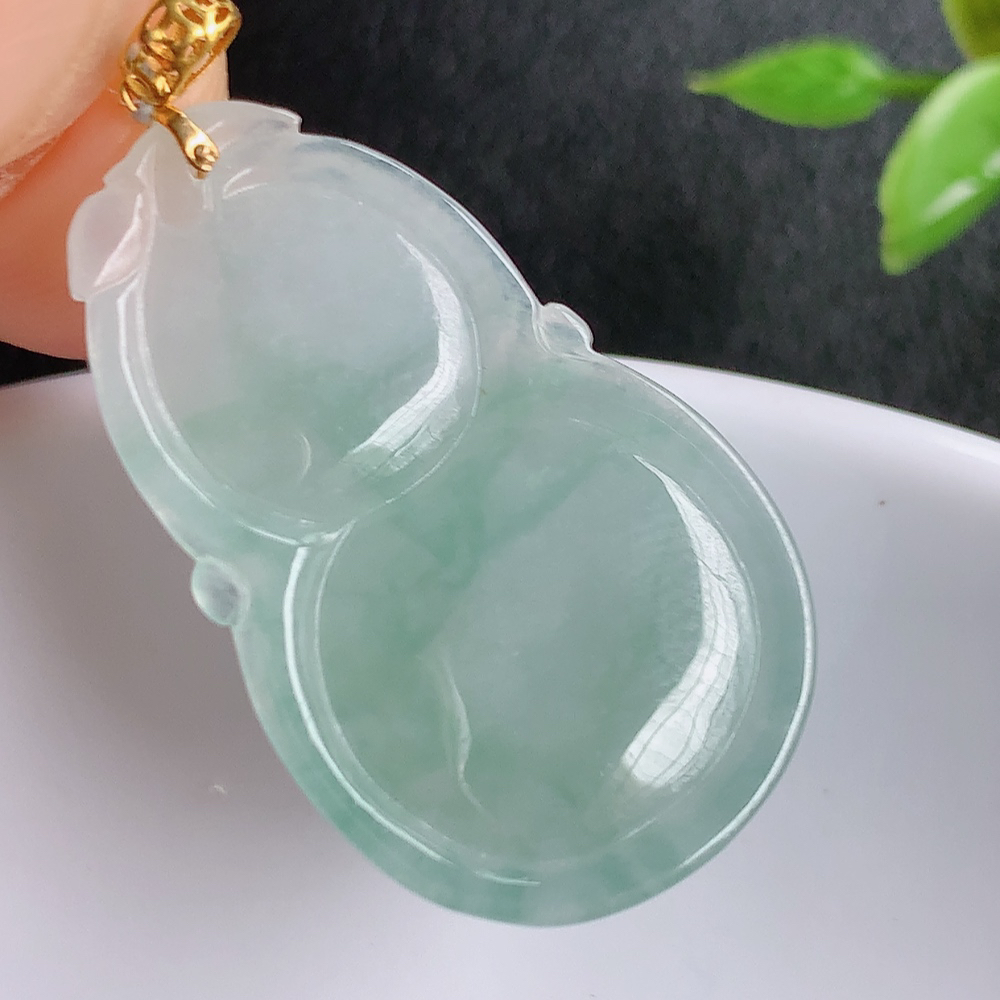 18k金扣冰润飘花葫芦翡翠吊坠  寓意“福禄双全，加官进爵，财源滚滚” 莹润通透，抱满大气  清新脱俗    W415.27 尺寸：30-18-5.8mm