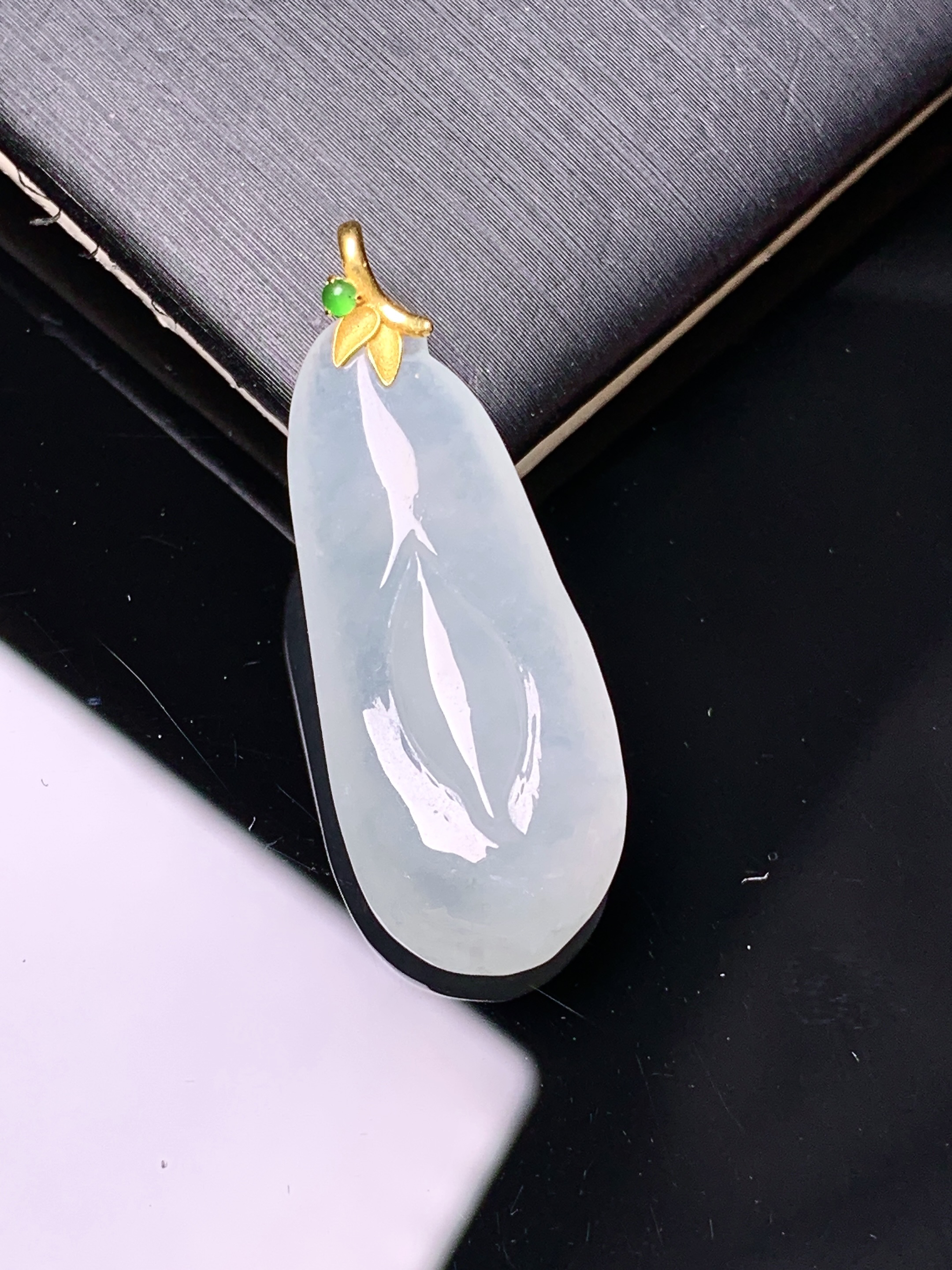 18k金镶嵌冰种花蕾吊坠 玉质细腻 色泽艳丽清新 水润亮眼 整体尺寸32.2*12.2*6.5c1