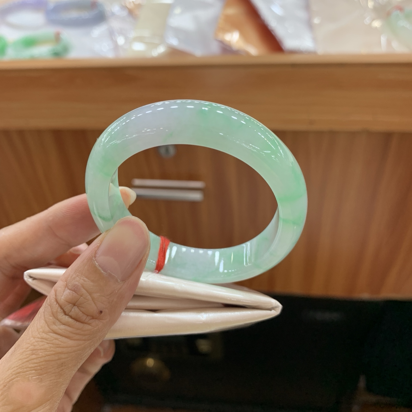 042810FN，飘绿贵妃翡翠手镯，54-46.5-11.9-7.5