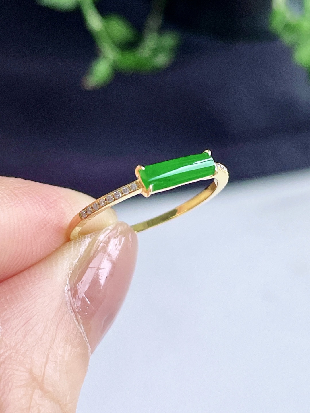 冰阳绿马鞍戒指，缅料，18k金镶嵌，无裂，性比高，8/2.5/1.2，圈口12.5，重量1.2克