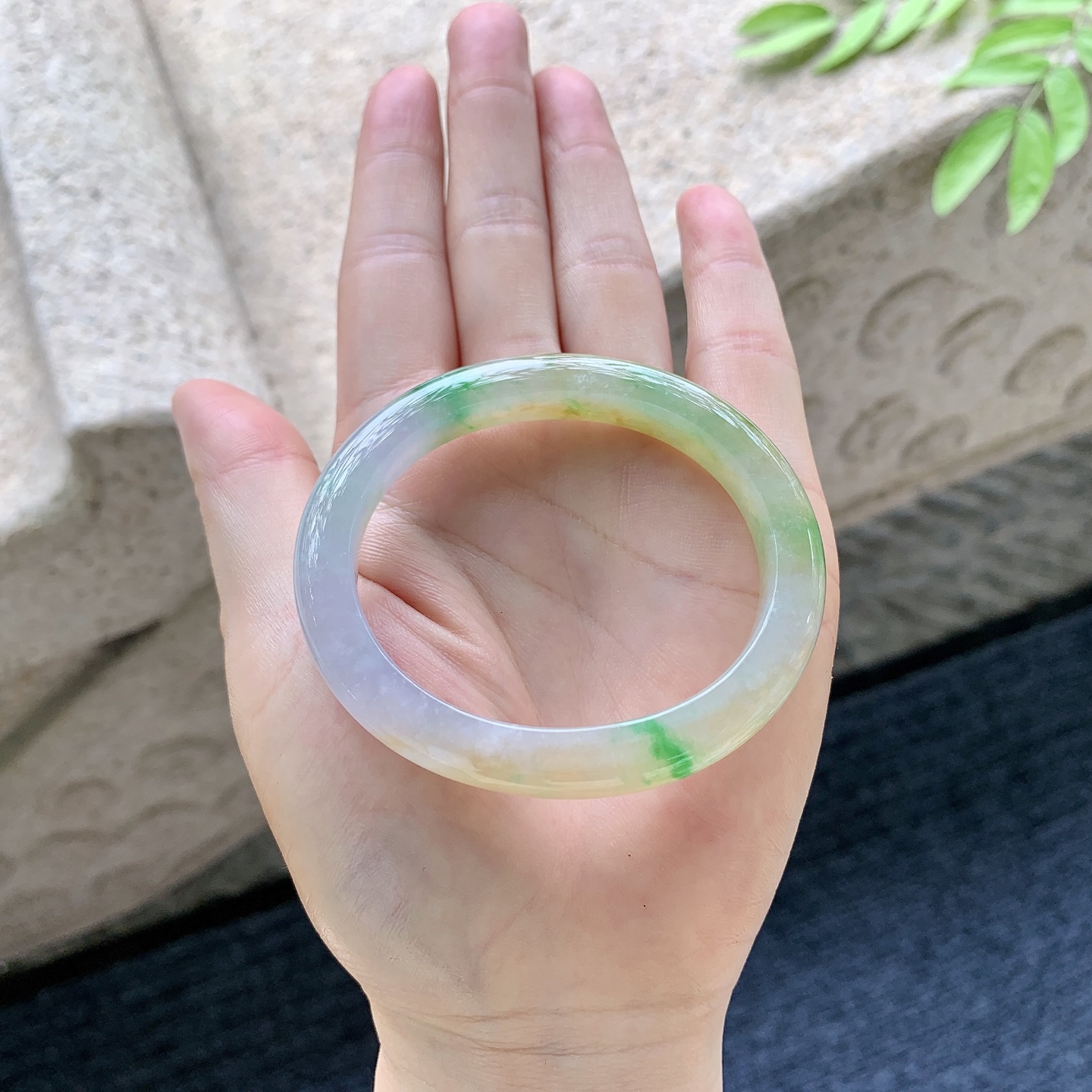贵妃53 54，圈口53.4/45.5/8.4/8，编码G7071183，糯冰三彩，水润，种老，细腻，无裂。