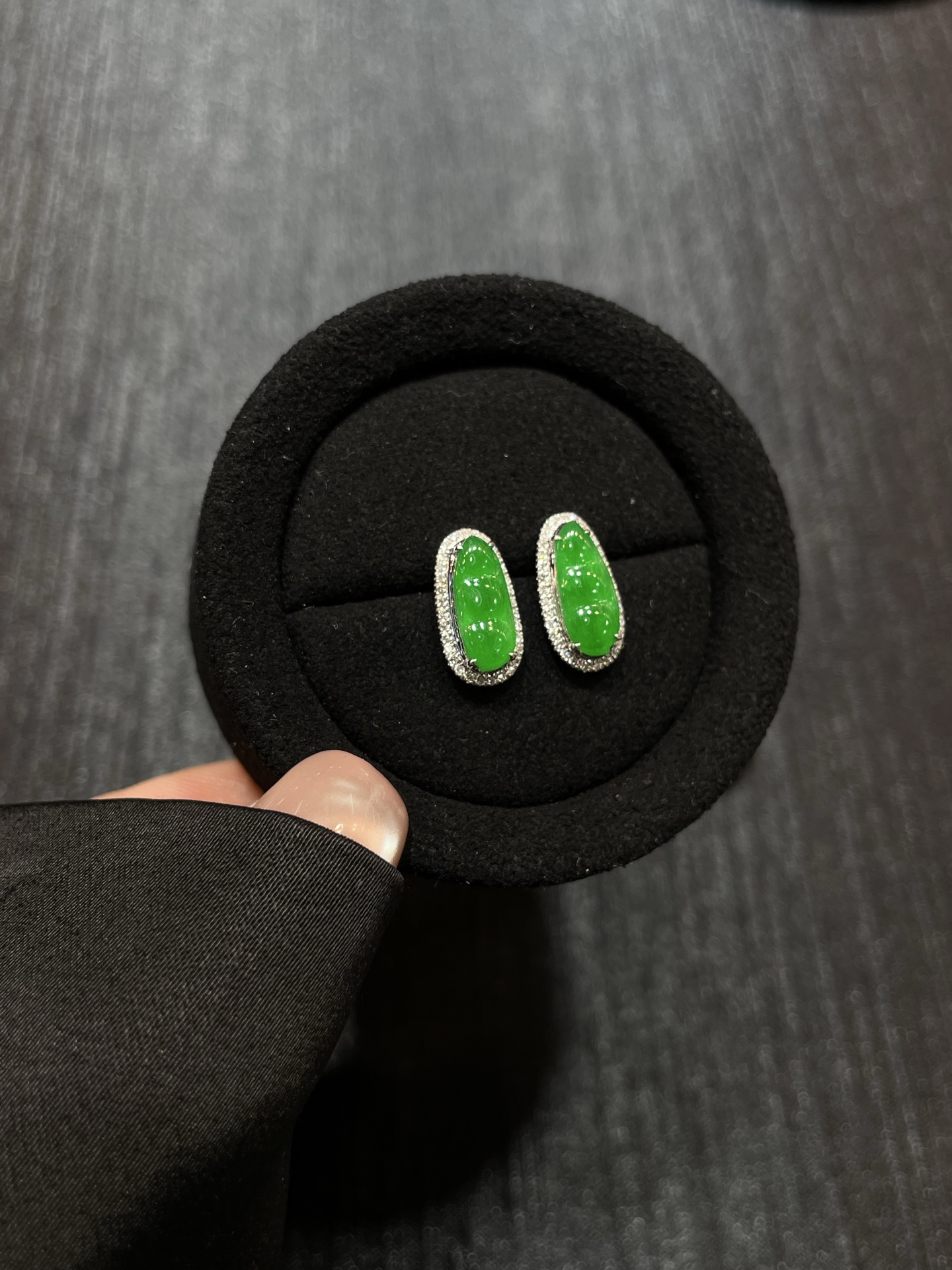 满色 阳绿 福豆耳钉，18k金配钻镶嵌，11.8/5