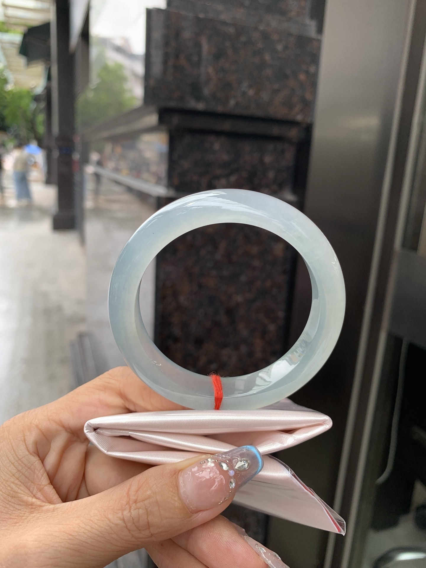 冰蓝正圈，56-8.5-12.2，0429-N576-1，底妆冰润细腻，有洒金，千变万化的冰晴蓝底色，拥有海的颜色，却散发着星空的光芒，这是一只来自冰川蓝的清冷气质仙女镯，无裂