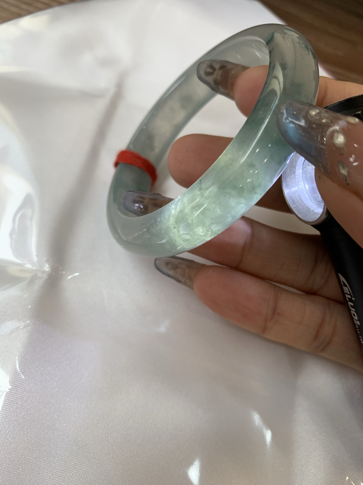 冰飘花正圈，54.3/7.6/12，0429-N579，打灯细纹，底妆冰透起光，蓝花灵动飘逸，勾勒出一幅唯美诗意的山水意境画，古典优雅又秀气