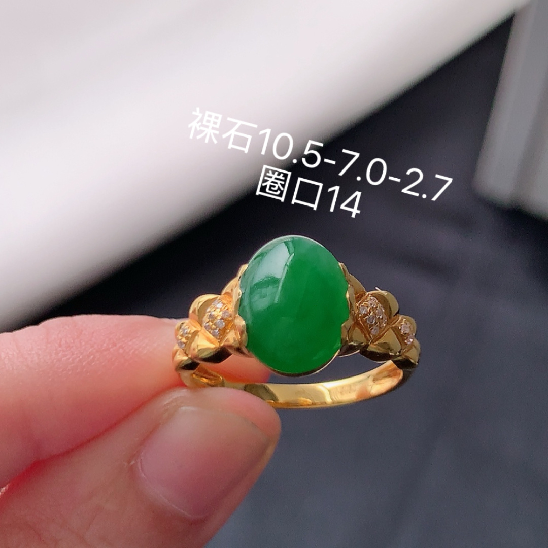 冰阳绿女戒。莹莹青翠，种老无裂水润，佩戴温婉优雅，货号79428，10.5/7.0/2.7