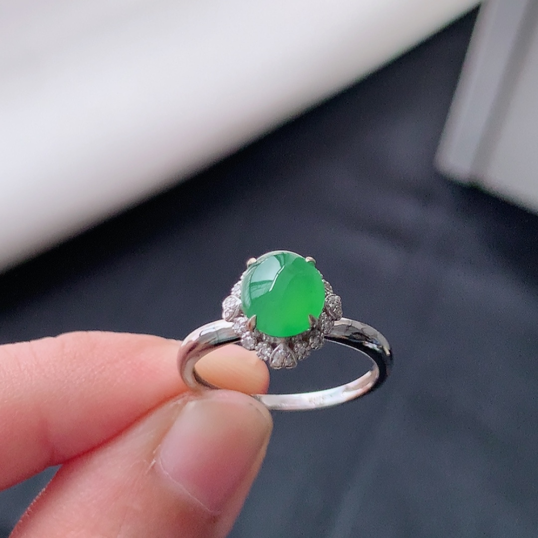 冰阳绿女戒。莹莹青翠，种老无裂水润，佩戴温婉优雅，货号79428，6.9/6.1/2.5