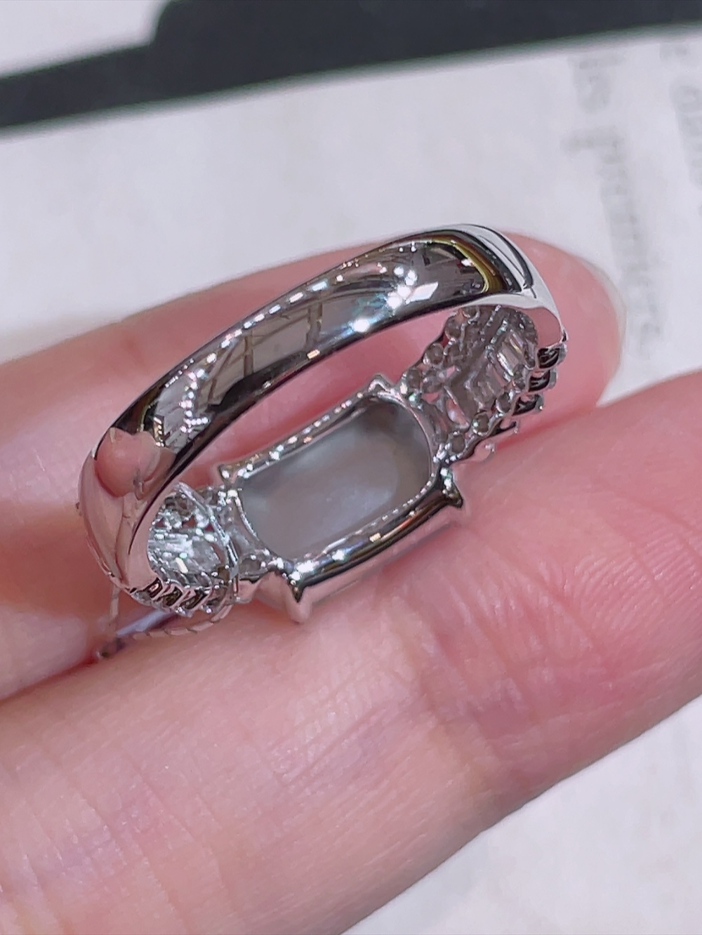 ️高冰玻璃种马鞍戒指，无裂，18k金镶嵌，种水，重金镶嵌，南非钻镶，厚装饱满，荧光四射，刚性十足，高端大气，性比高，14圈口，裸石11.2/7.0/4.8，含金厚