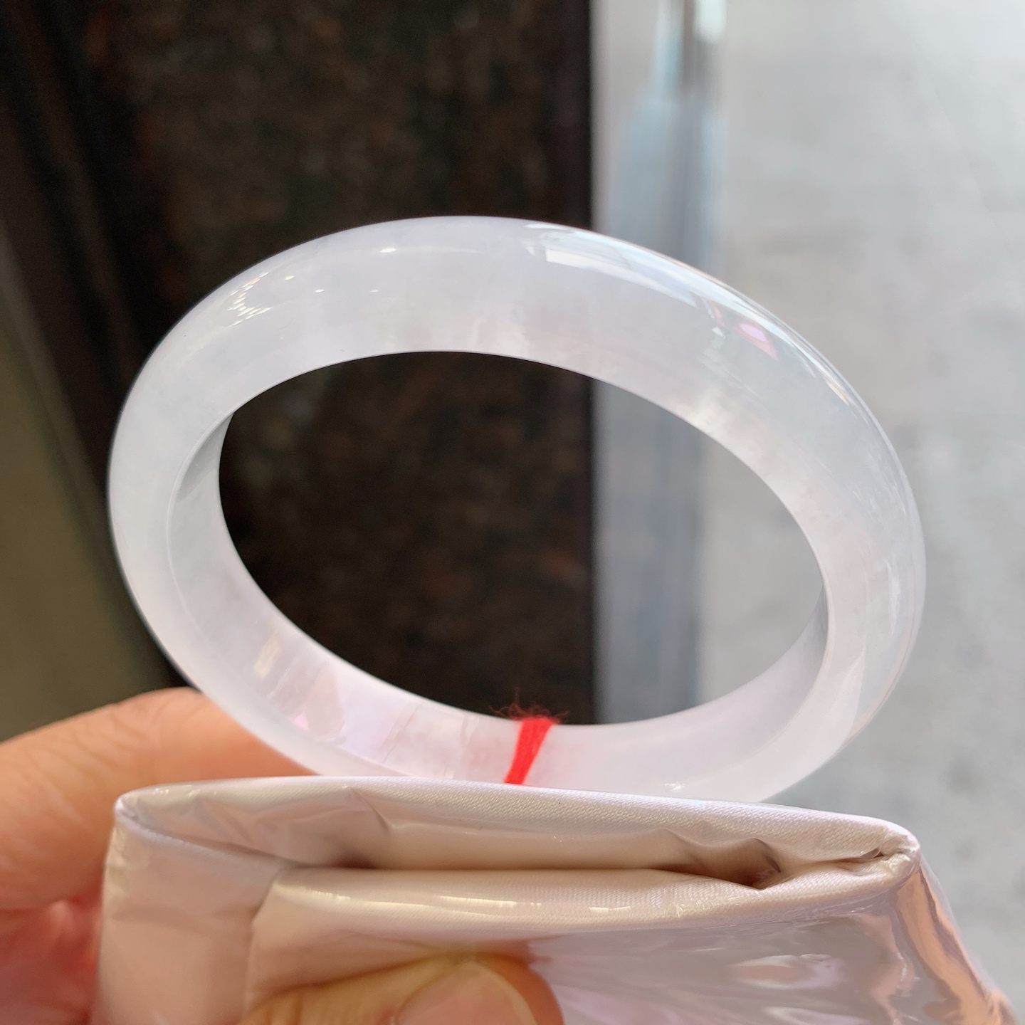 贵妃镯，无裂，尺寸55/48/10.7/7.6，冰润