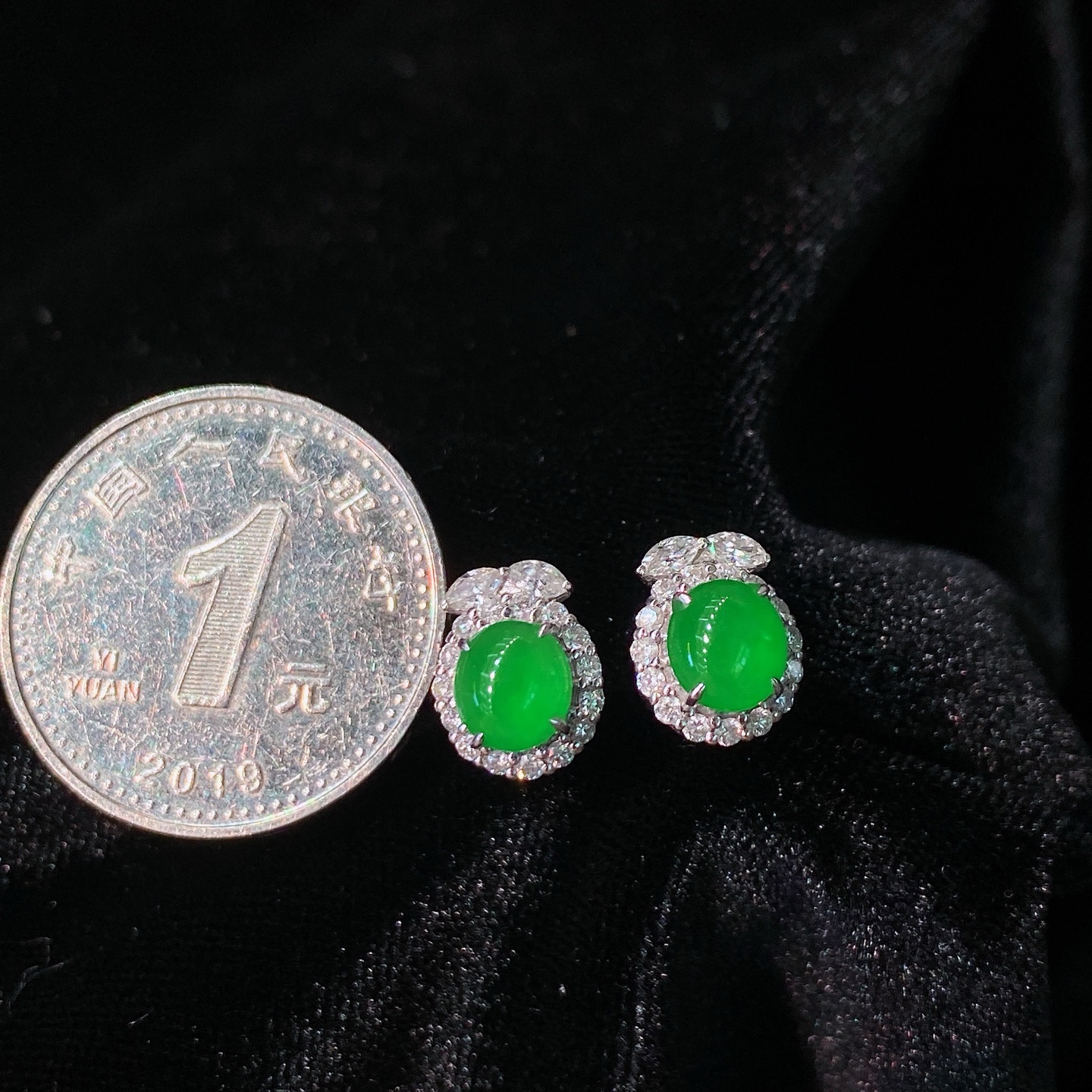 冰阳绿蛋面耳钉，色泽鲜亮，荧光感满满，18K金镶嵌，简约精致，尺寸如图一，实物更美～，5.9/5.3/9.8