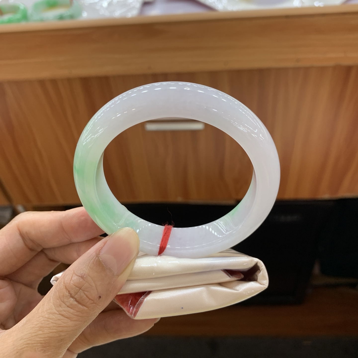 042819FN，白底青飘绿翡翠手镯，58-13.4-9.4，编号042819FN