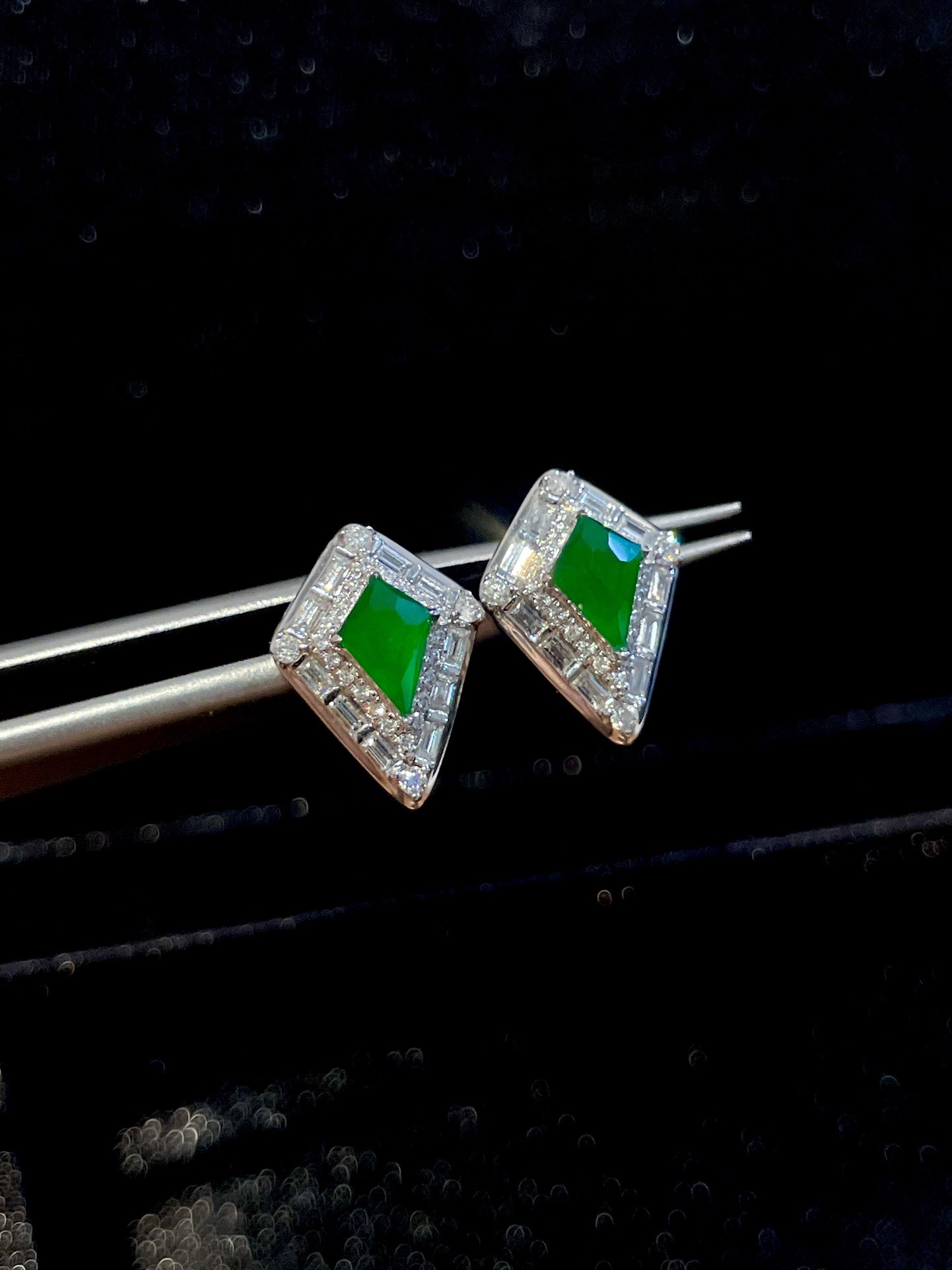 ️ 18K阳绿菱形耳钉，种质细腻水润，色泽均匀雅致，不张扬却自带焦点，简约精致的轻奢镶嵌，衬得耳间温婉又显贵气，尺寸：整体13.7/10/6.4，裸石7.1/5.1
