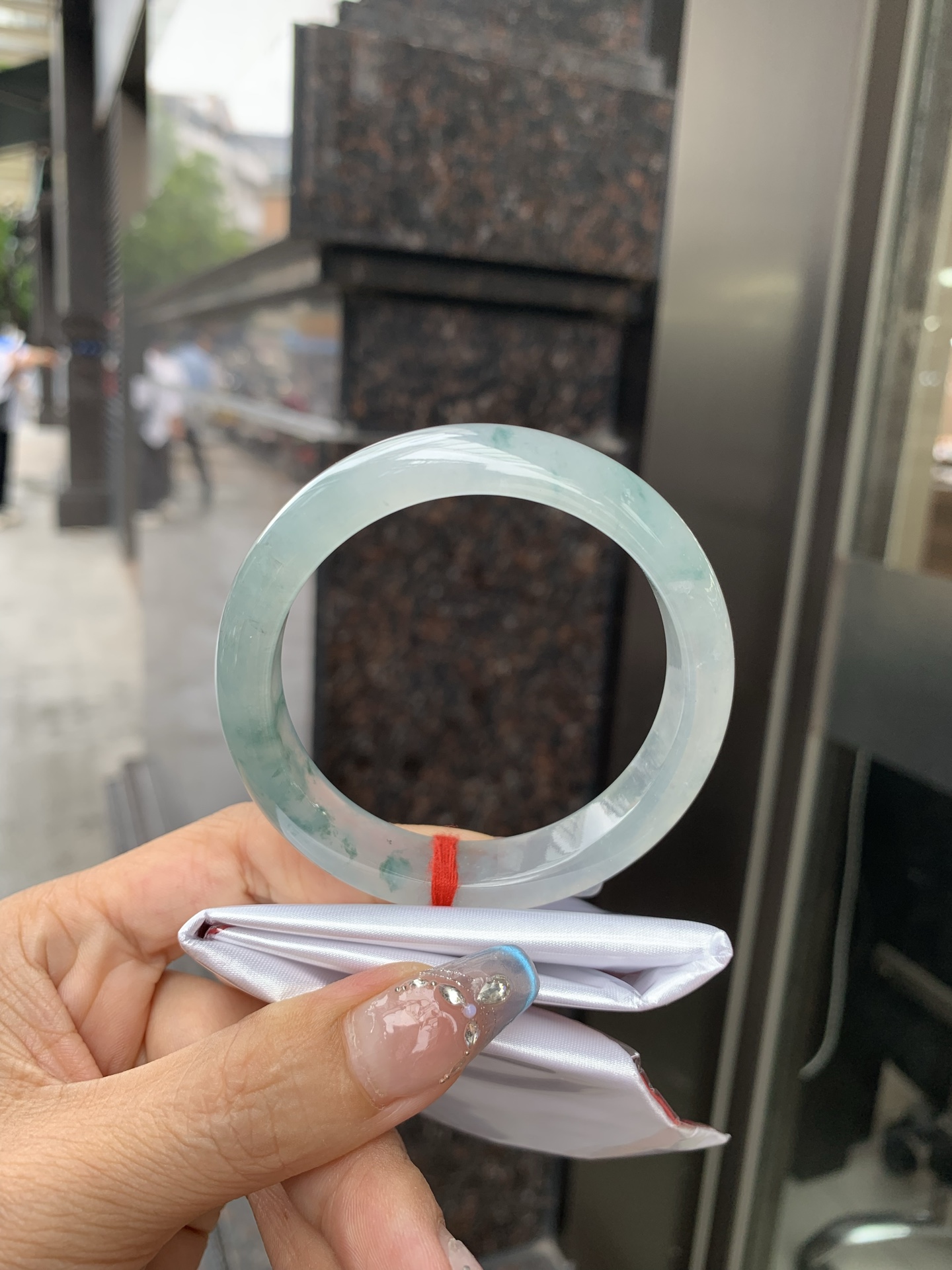 冰飘花正圈，54.3/7.6/12，0429-N579，打灯细纹，底妆冰透起光，蓝花灵动飘逸，勾勒出一幅唯美诗意的山水意境画，古典优雅又秀气