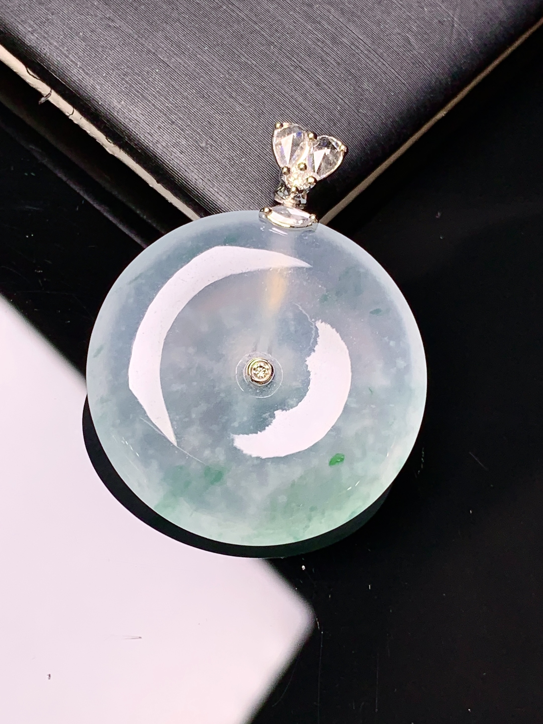 18k金钻镶嵌冰种平安扣吊坠 玉质细腻 色泽艳丽清新 水润亮眼 整体尺寸31.8*25.2*4.8g