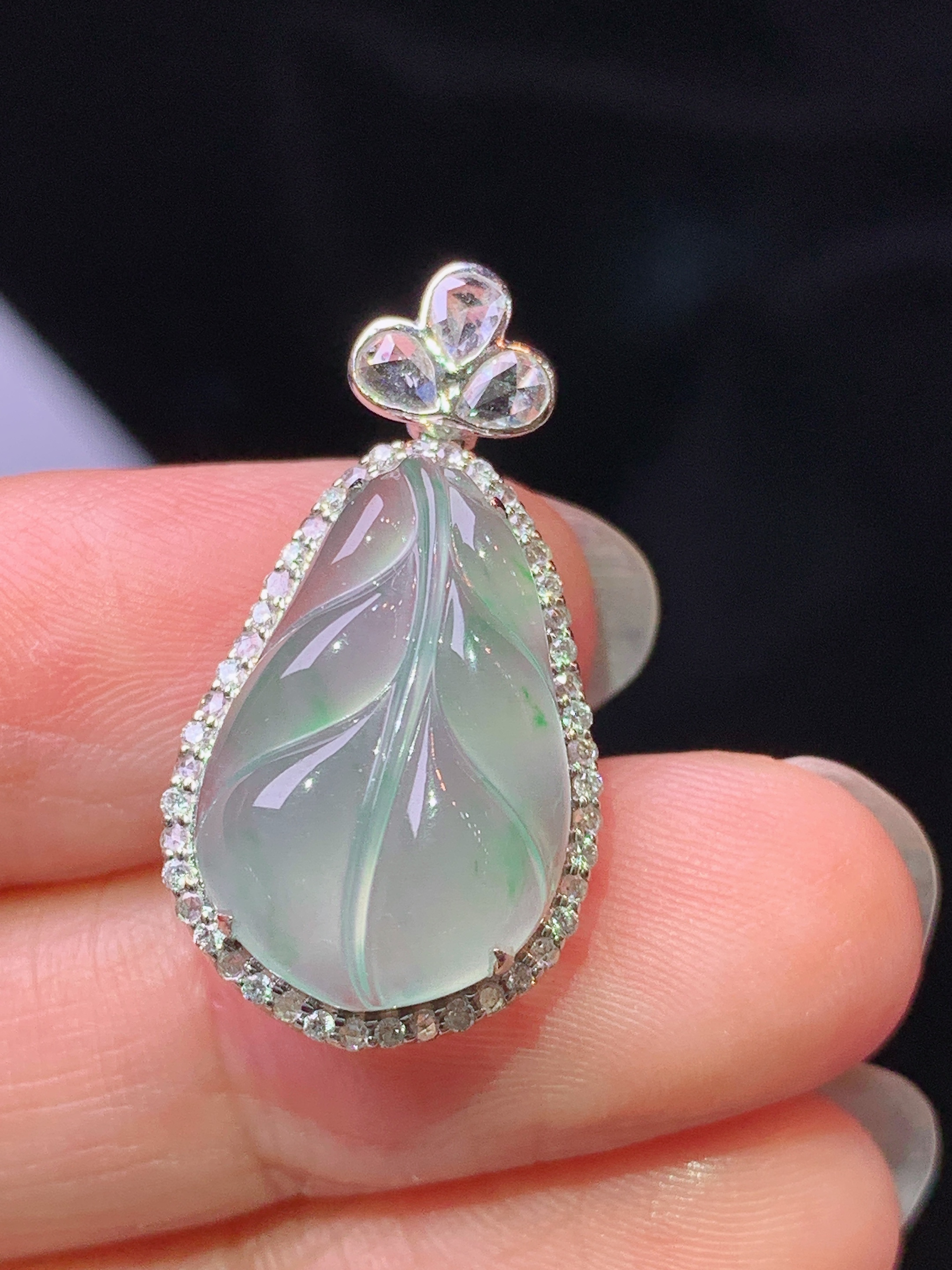 18k金钻镶嵌冰种树叶吊坠 玉质细腻 色泽艳丽清新 水润亮眼 整体尺寸26.8*14*8c1