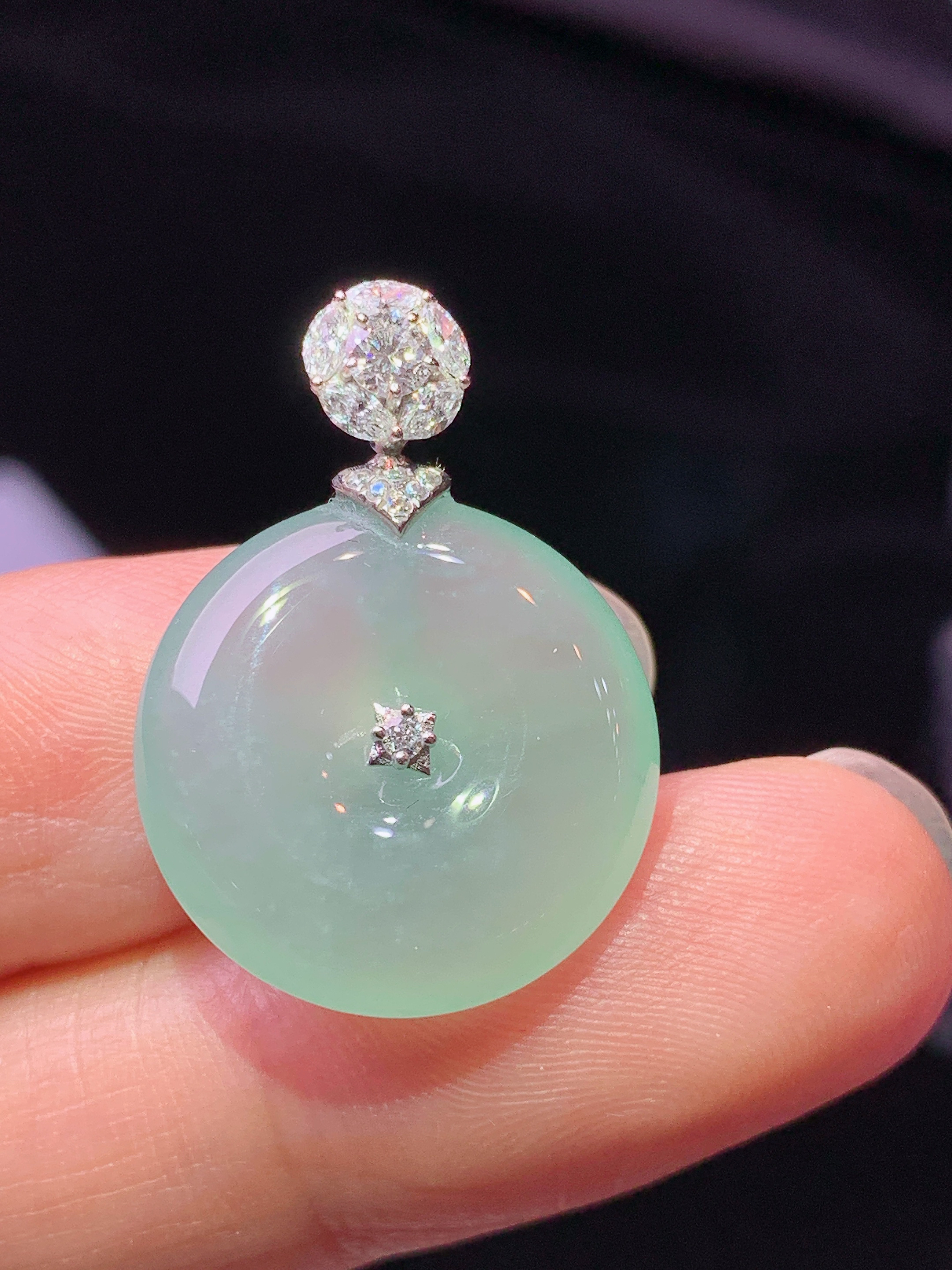 18k金钻镶嵌冰种浅绿平安扣吊坠 玉质细腻 色泽艳丽清新 水润亮眼 整体尺寸25*17.8*5c1