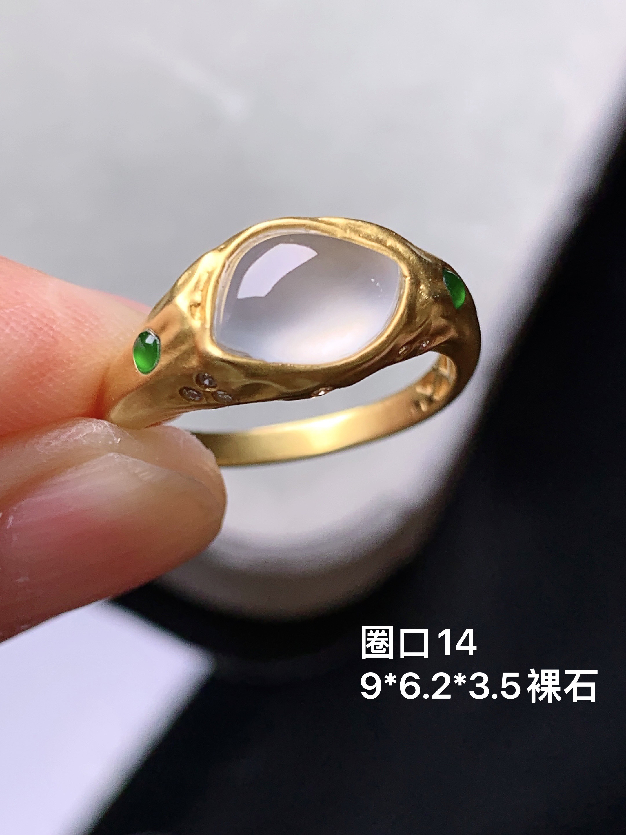 18k金镶嵌冰种蛋面戒指 玉质细腻 色泽艳丽清新 水润亮眼 圈口14 整体尺寸9*6.2*3.5x2