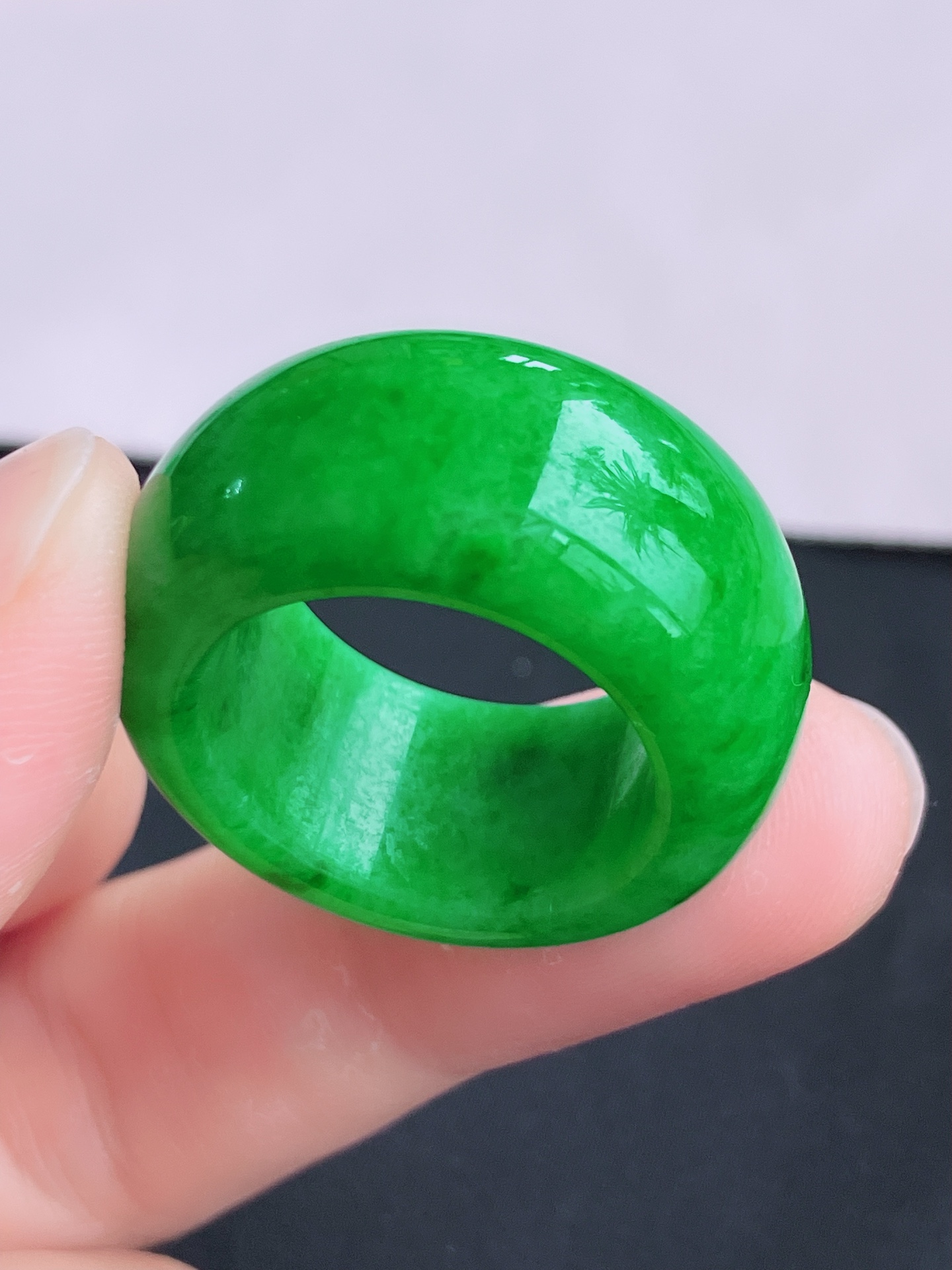 ️，阳绿扳指，色美大气，尺寸19/13/5.3，自然光实拍