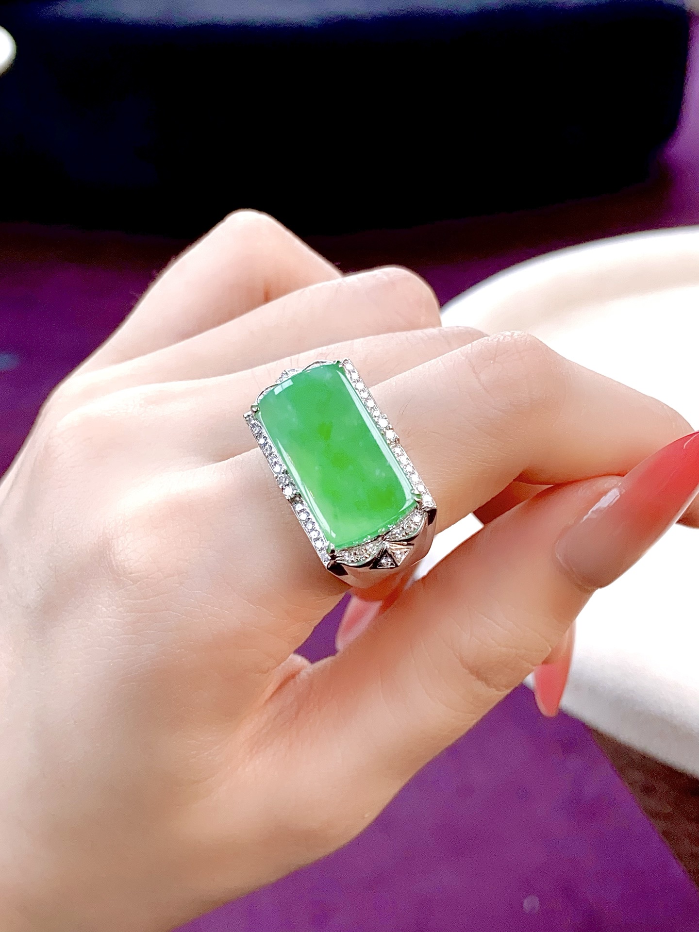 ️冰种木纳绿马鞍戒指，颜色鲜活又明媚，“鞍”稳人生，尽显沉稳与贵气：26.7/13.9/7，裸石：