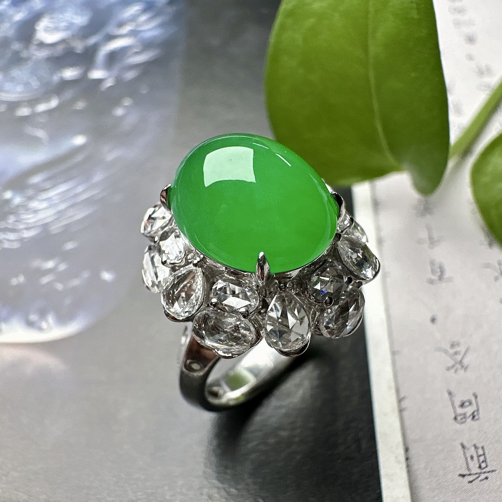 【冰种满绿蛋面戒指】质地均匀细腻，冰润起光，胶感强烈，颜色娇艳，18K金钻精美镶嵌，裸石尺寸12.8*10.2*7.5毫米