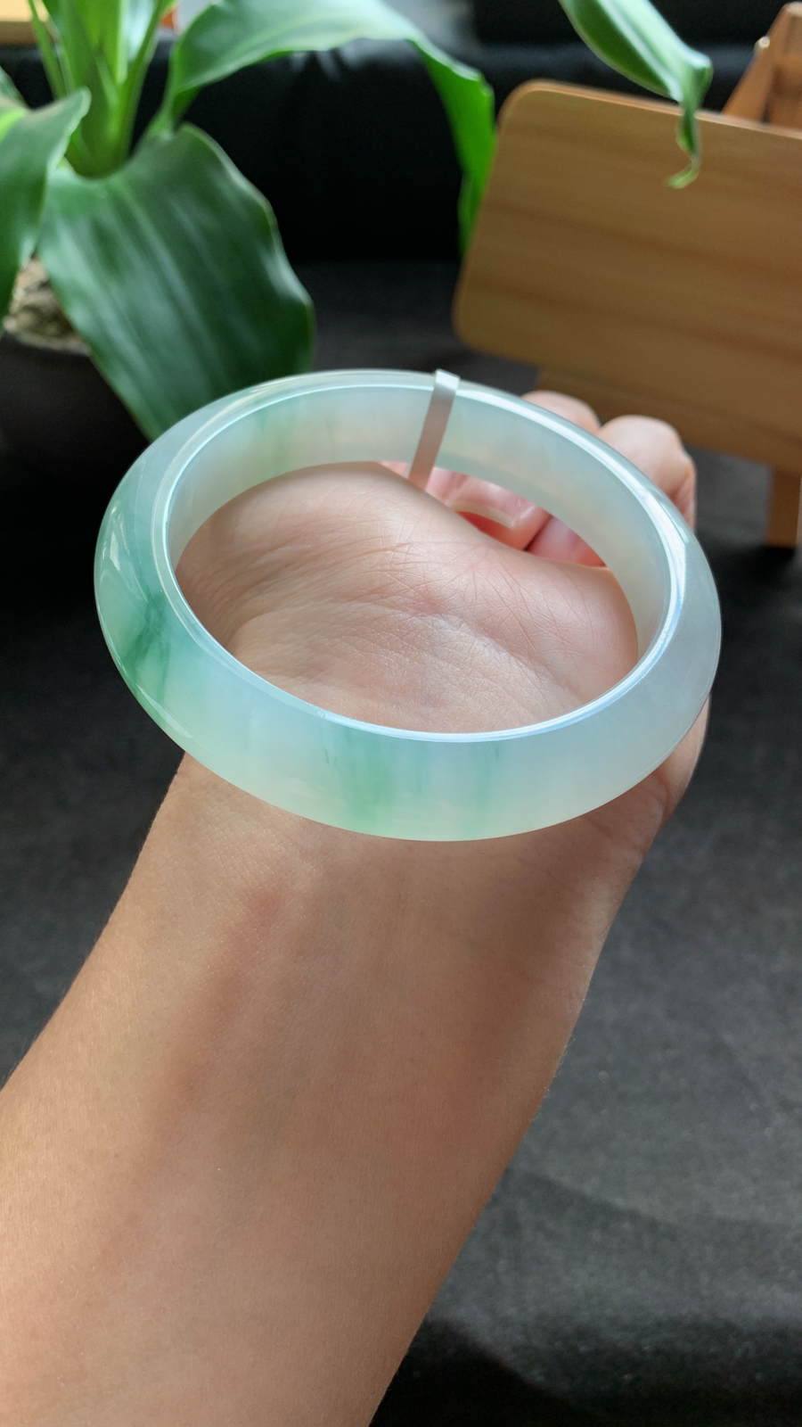 57圈口 天然A货翡翠飘绿手镯 种水好 颜色漂亮