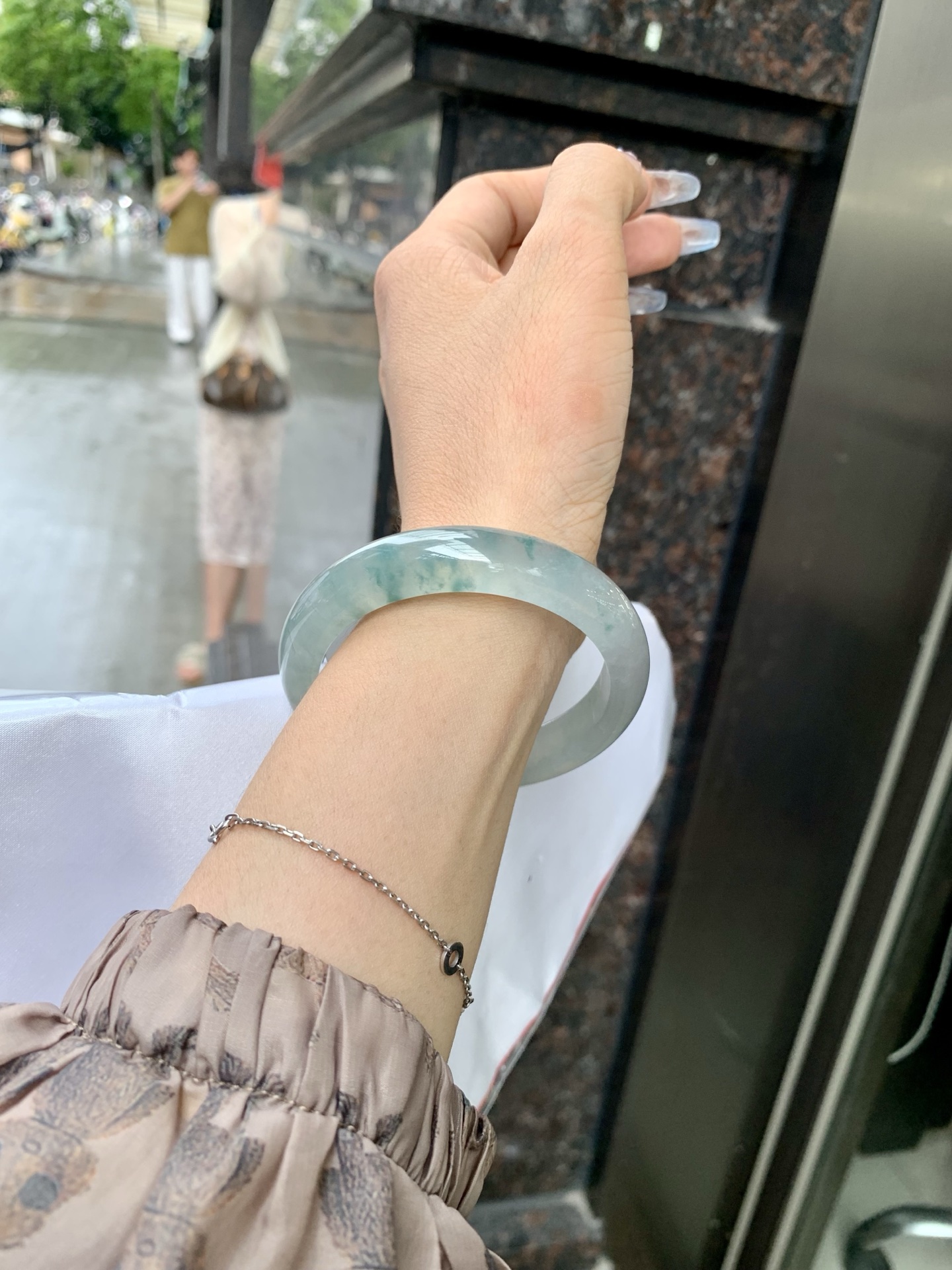 冰飘花正圈，54.3/7.6/12，0429-N579，打灯细纹，底妆冰透起光，蓝花灵动飘逸，勾勒出一幅唯美诗意的山水意境画，古典优雅又秀气