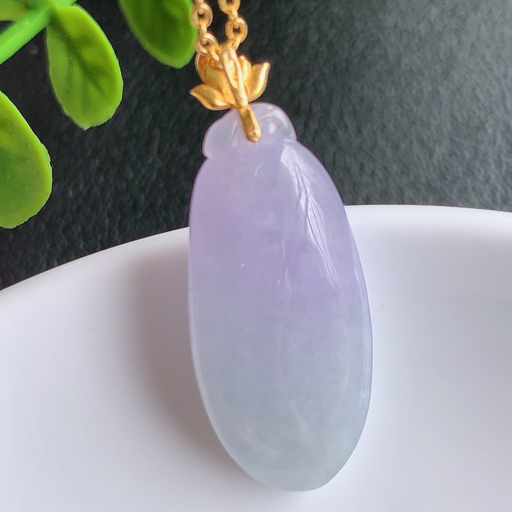 18k金扣冰润紫罗兰福瓜翡翠吊坠，呱呱来财，福气满满的美好寓意，清新自然  沁人心脾，造型独特，清秀高雅  W415.27  尺寸：28.8-13-7.2mm