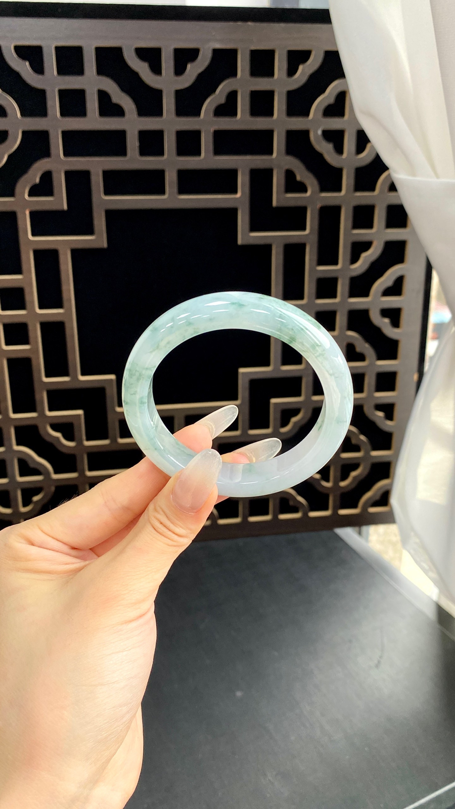 【飘花手镯】
尺寸：53-11.9-8.7
自然光无滤镜，原图直出