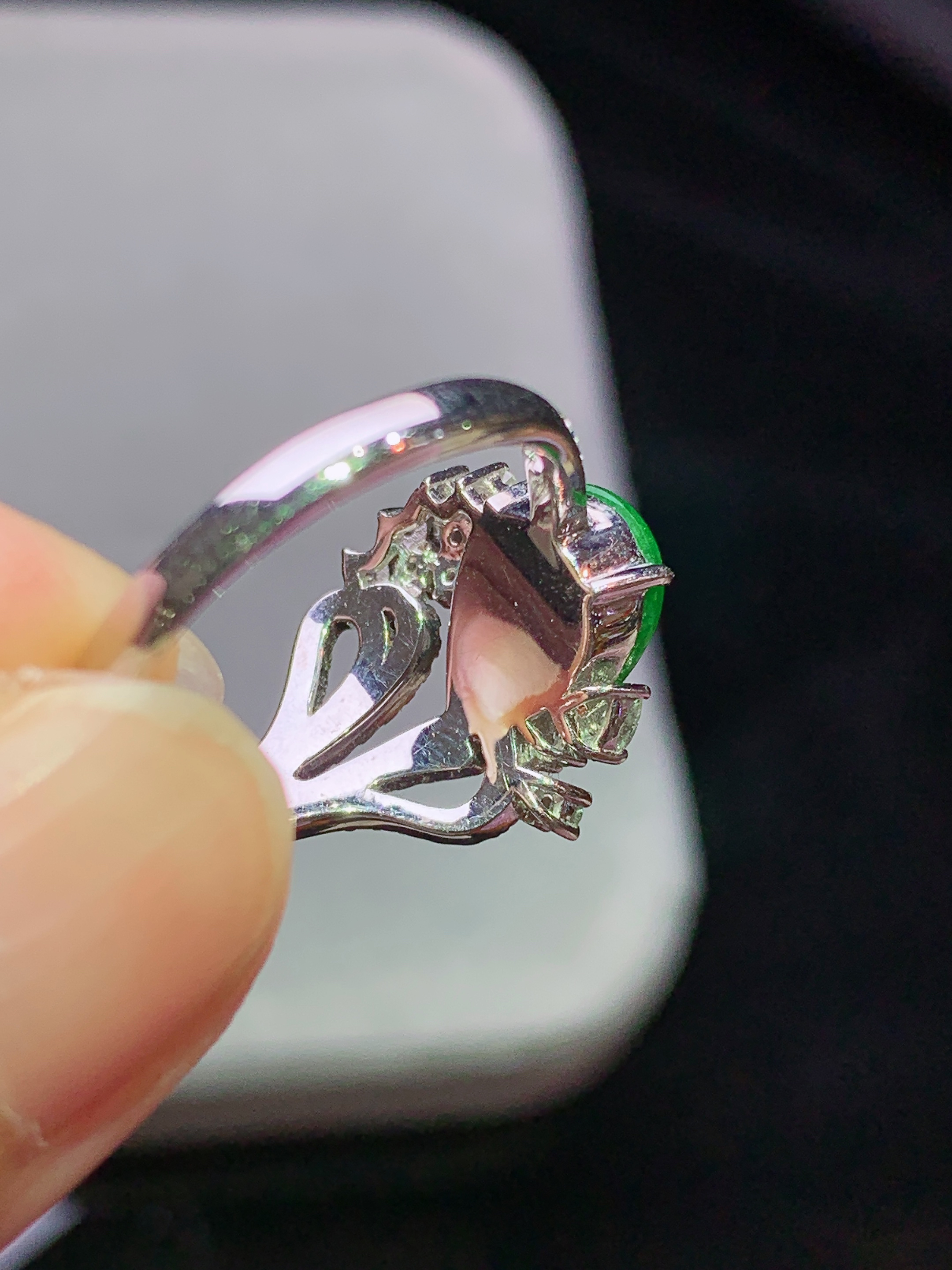 18k金钻镶嵌冰阳绿水滴戒指 玉质细腻 色泽艳丽清新 水润亮眼 圈口14 裸石尺寸10*6.3*2m2