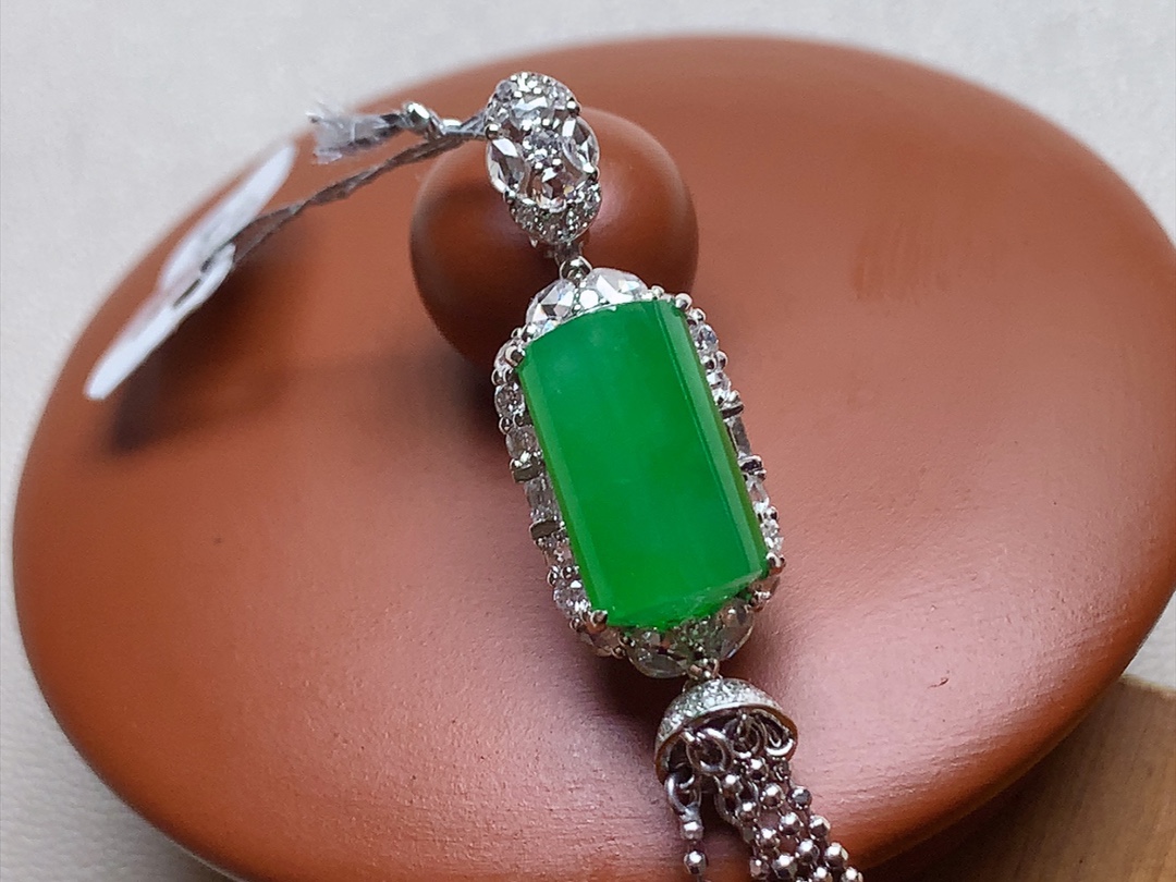 ️ 冰种阳绿马鞍形吊坠 18K，色泽漂亮，品相，无裂，尺寸56/9.5/10.3，12/7.5