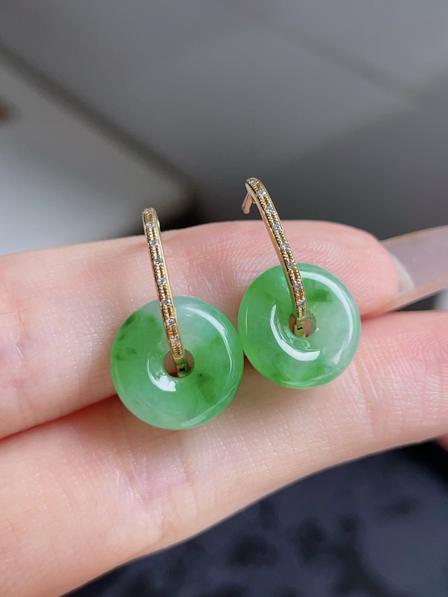 ️ 冰飘花甜甜圈耳坠，色泽鲜艳，种老水润，18k金镶嵌 19.8，裸石 12.2/3.7