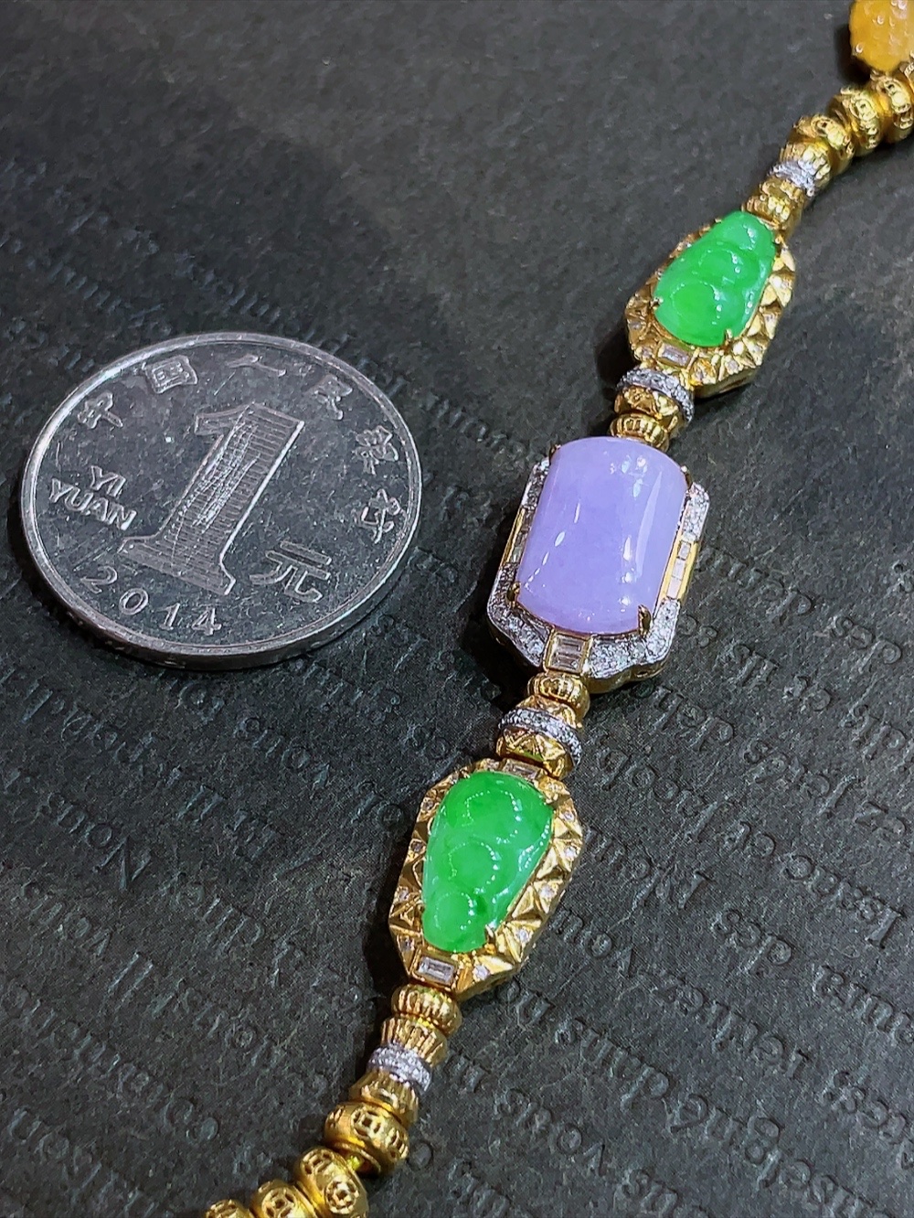 ️三彩盘缠手链，配饰999金，，18k金镶嵌，种水，重金镶嵌，南非钻镶，厚装饱满，腰缠万贯，色彩艳丽，多姿多彩，高端大气，性比高57.8/11.3/7.2，裸石13.0/8.3、11.2/6.2、10.9/6.3