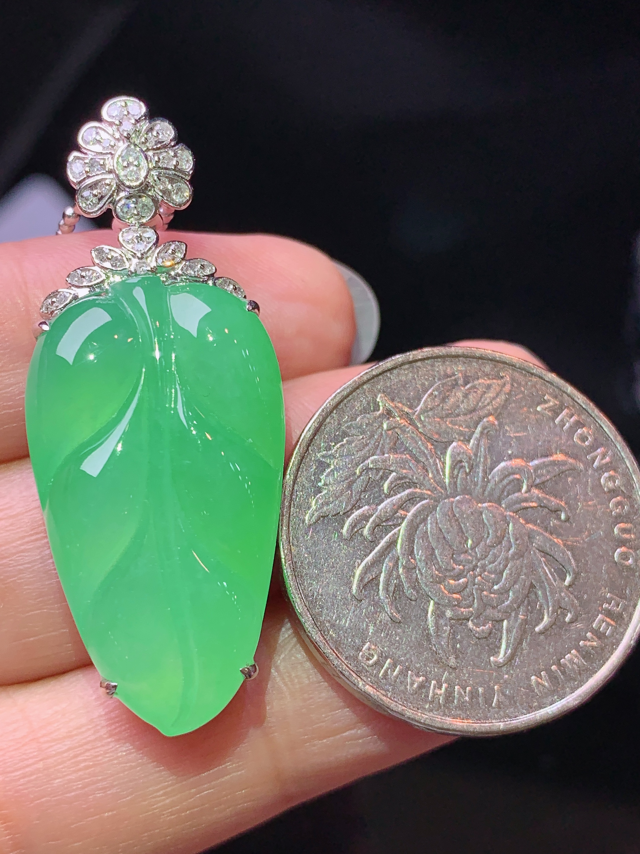 18k金钻镶嵌阳绿树叶吊坠 玉质细腻 色泽艳丽清新 水润亮眼 整体尺寸39.2*15.7*7.6h1