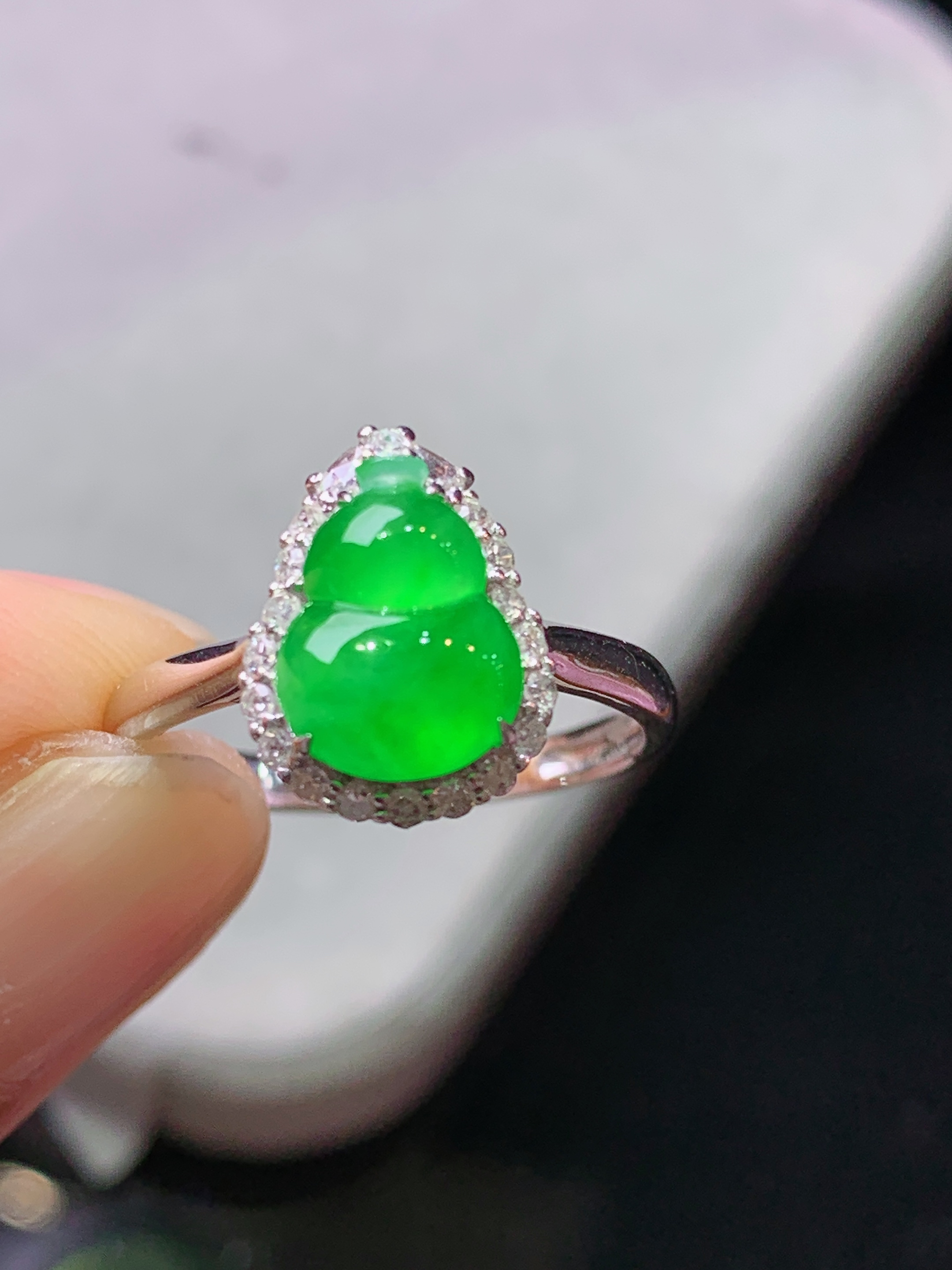 18k金钻镶嵌冰阳绿葫芦戒指 玉质细腻 色泽艳丽清新 水润亮眼 圈15 整体尺寸12.2*9.5*6