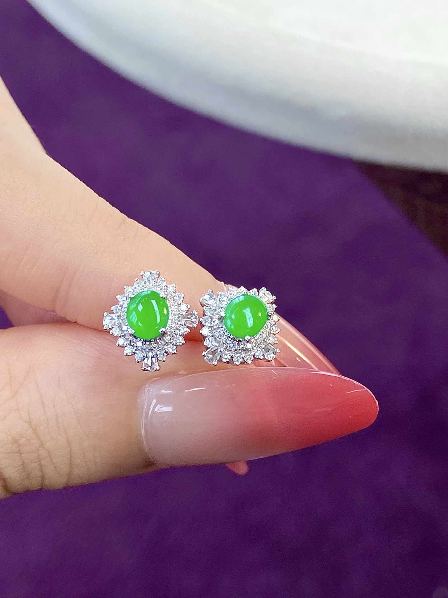 ️冰种阳绿蛋面耳钉，让翡翠误入耳饰的美貌，气质显白利器，让你在任何场合从容自信：10.4/9.7/6.7，裸石：4.9-4.2-2.2mm，无裂。