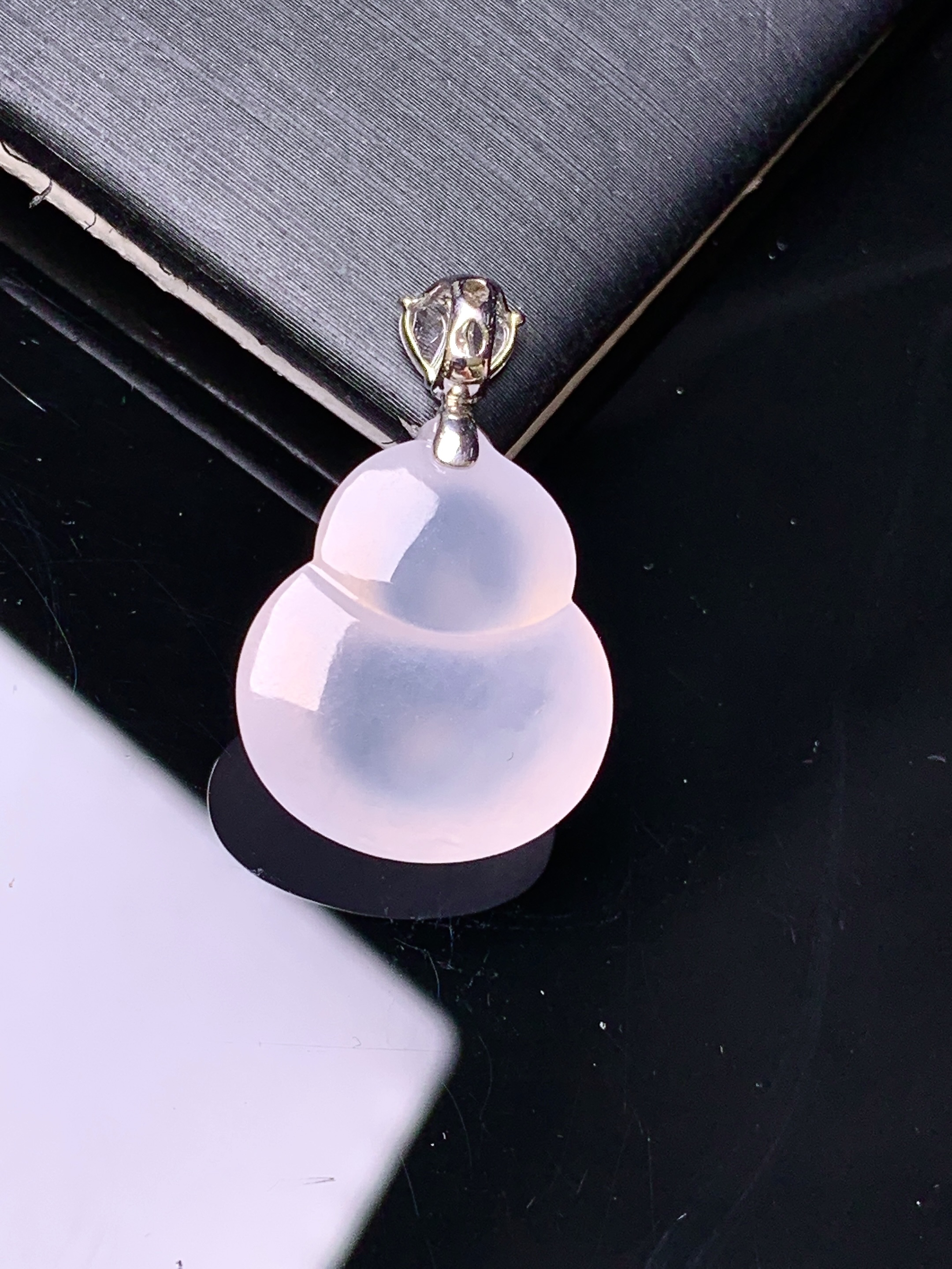 18k金钻镶嵌冰种葫芦吊坠 玉质细腻 色泽艳丽清新 水润亮眼 整体尺寸24.5*15.5*6.6g2