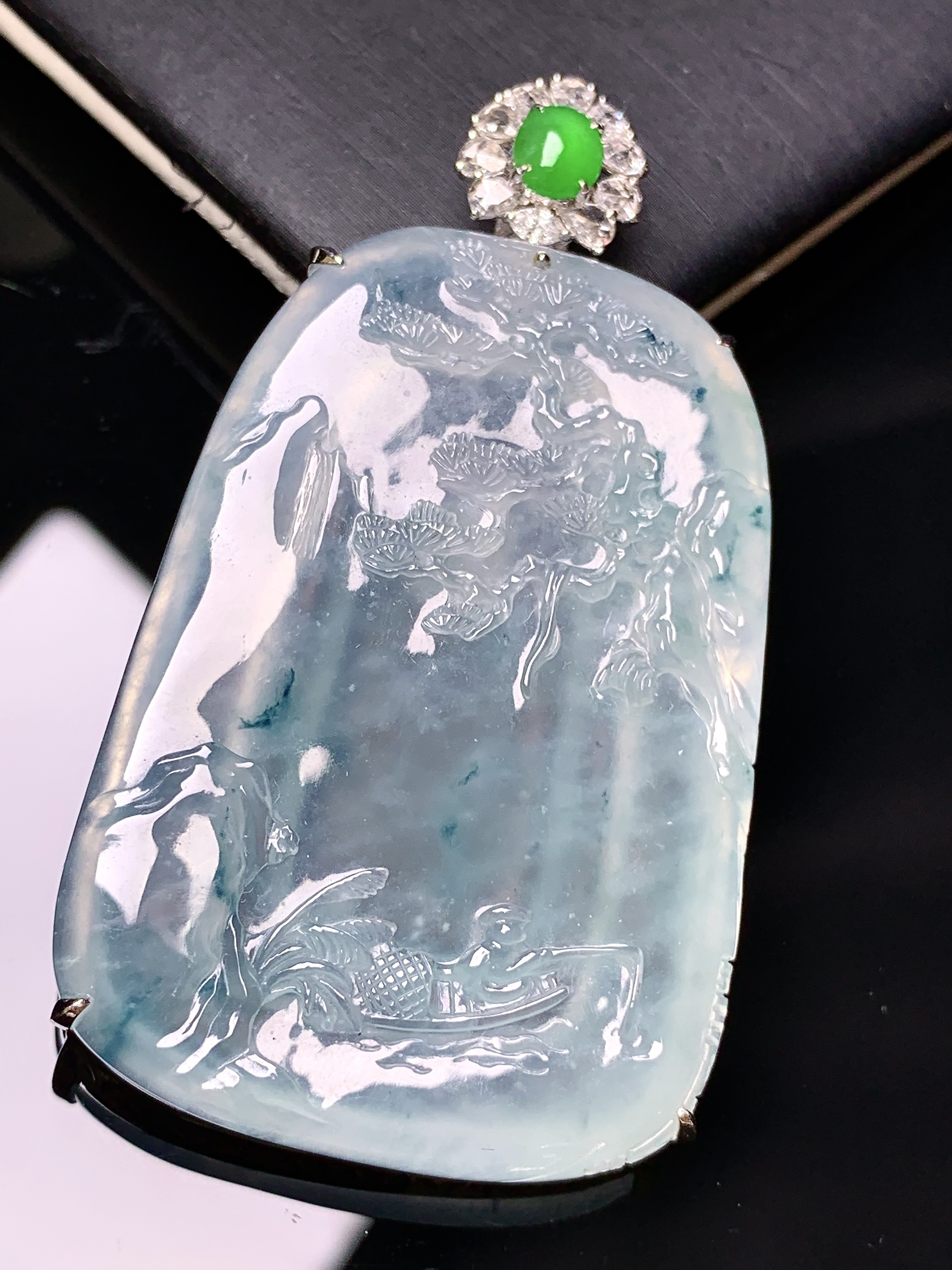 18k金钻镶嵌冰种山水牌吊坠 玉质细腻 色泽艳丽清新 水润亮眼 整体尺寸57.5*32.5*6.6y