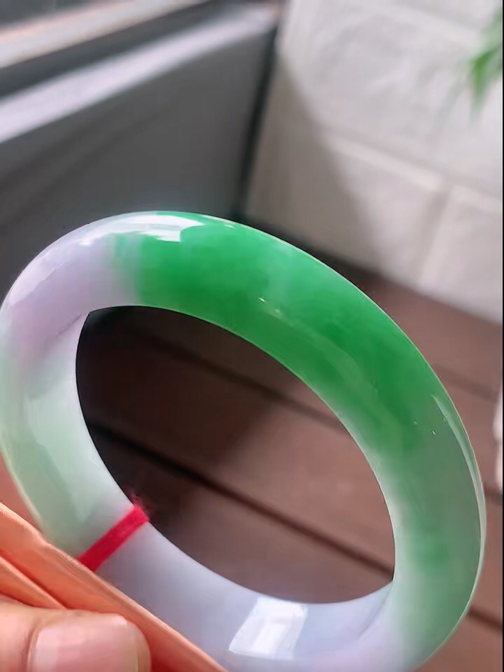 【翡翠名称】老坑种春带彩阳绿正圈口手镯
【翡翠尺寸】53/12/8.7mm适合52-54正圈口佩戴
【翡翠描述】宝贝种老水足，玉质细腻，色泽靓丽，性价比高，佩戴效果好！
【其它赠送】权威证书/精美挂绳盒子/支持全国复检