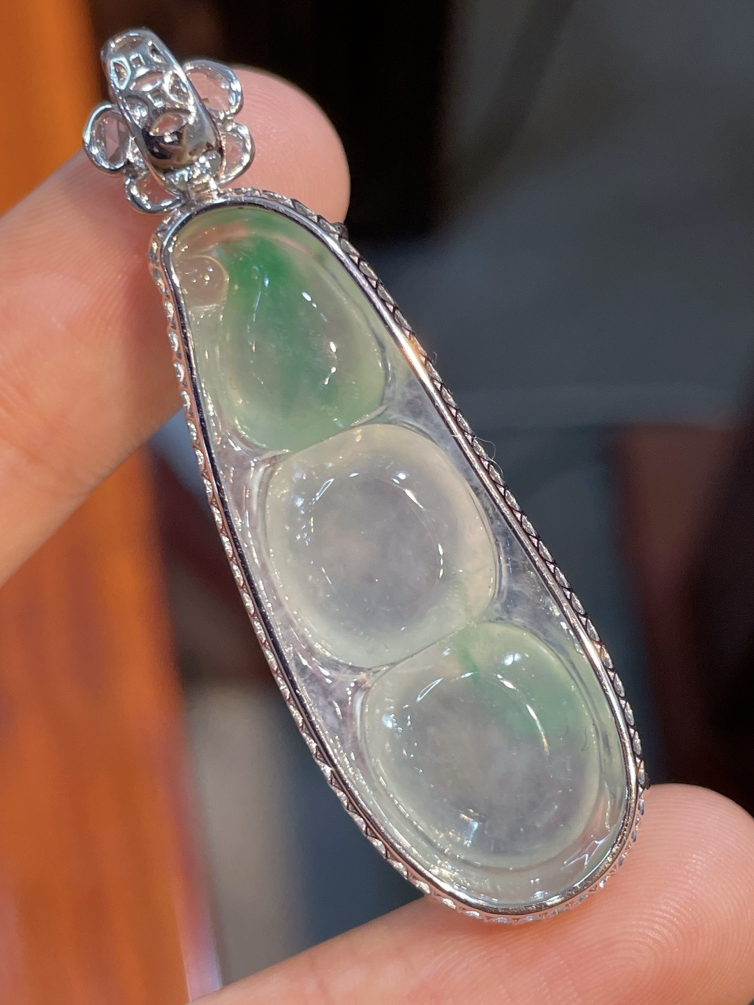 冰绿豆子吊坠，无裂，18k金镶嵌，42/15.6/5.1，编号51.5-16.4-10.9