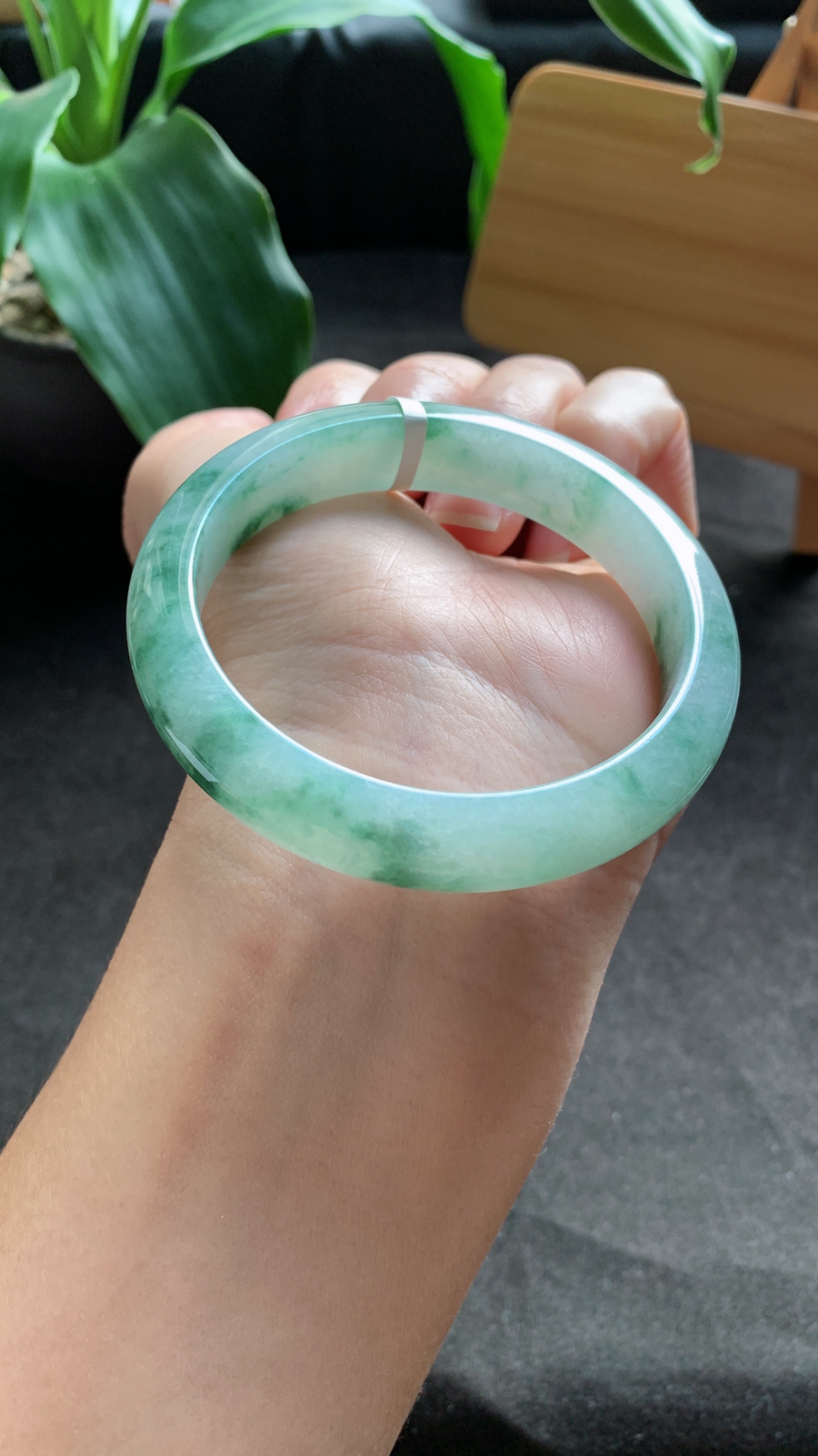 56圈口 天然A货翡翠飘花手镯 料子细腻 种水好